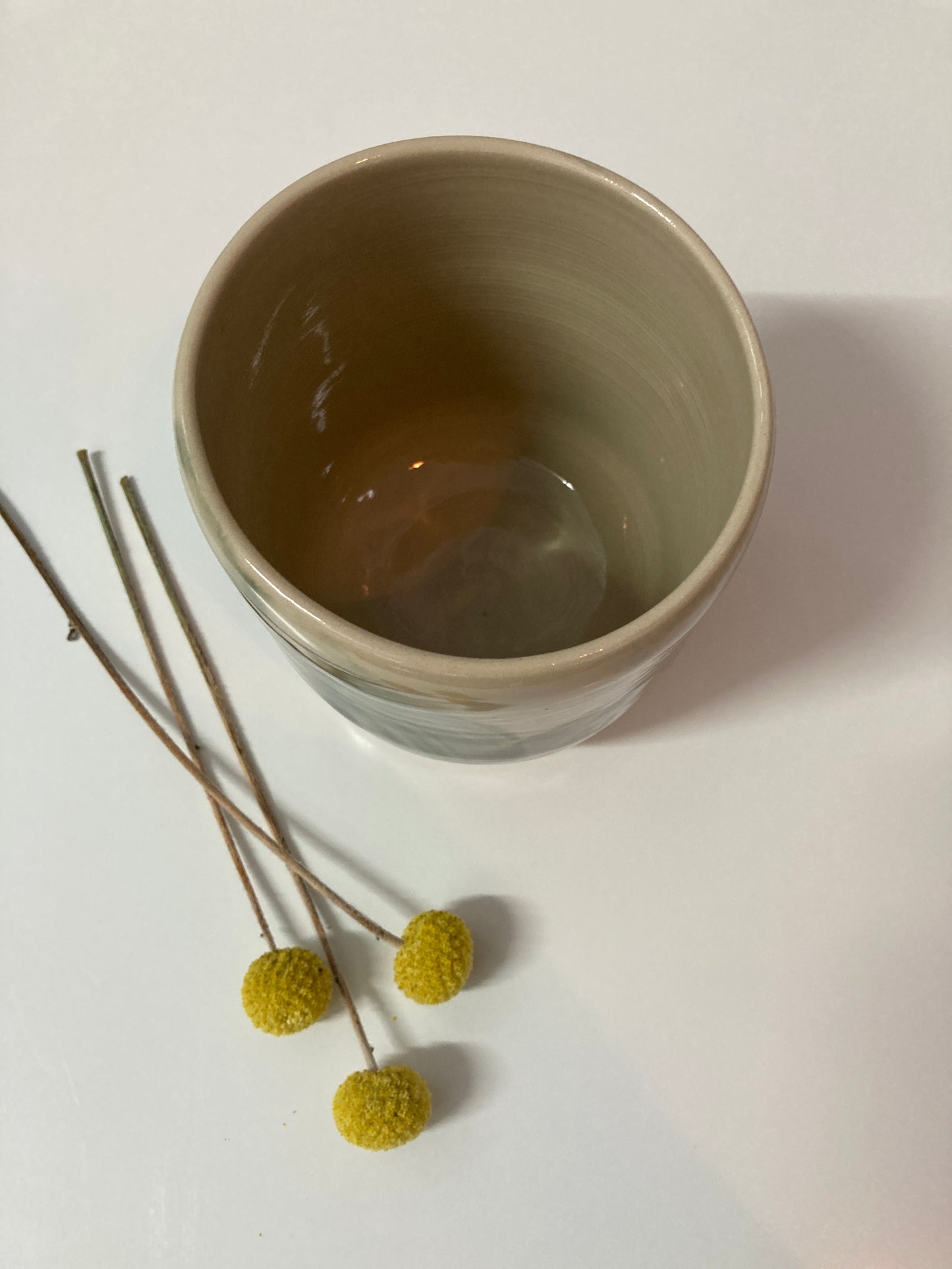 Handgemachte Vase in schwarz weiß (Pinselstriche)