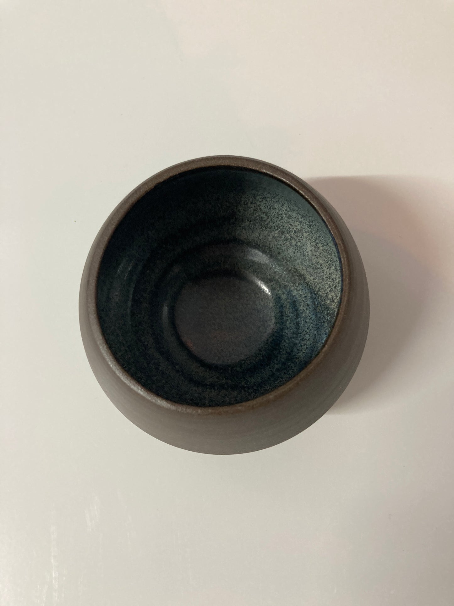 Handgemachte Snackschale aus schwarzem Ton glasiert innen in deepblue
