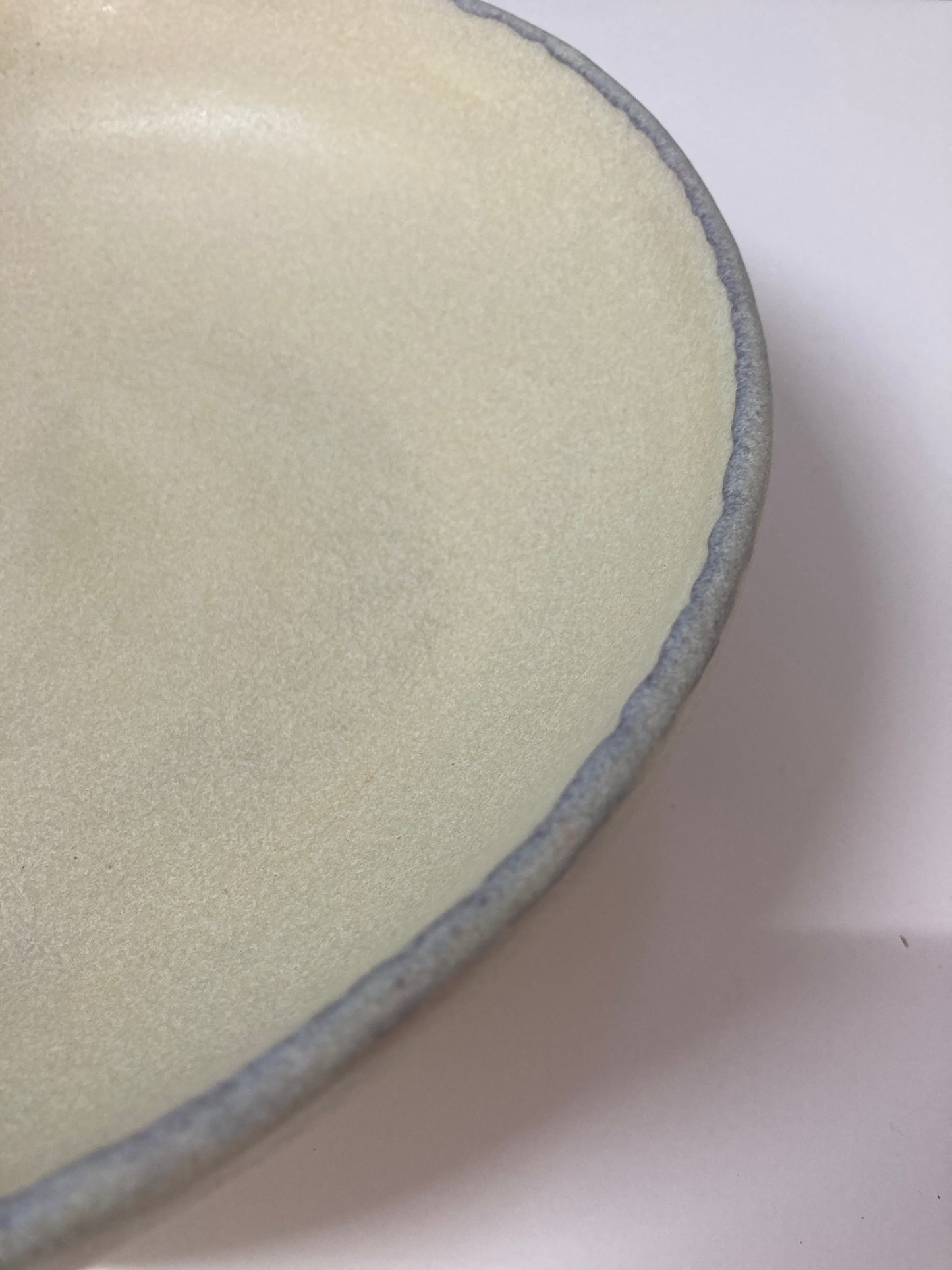 Handgemachte Salatschüssel glasiert in Wüstengelb