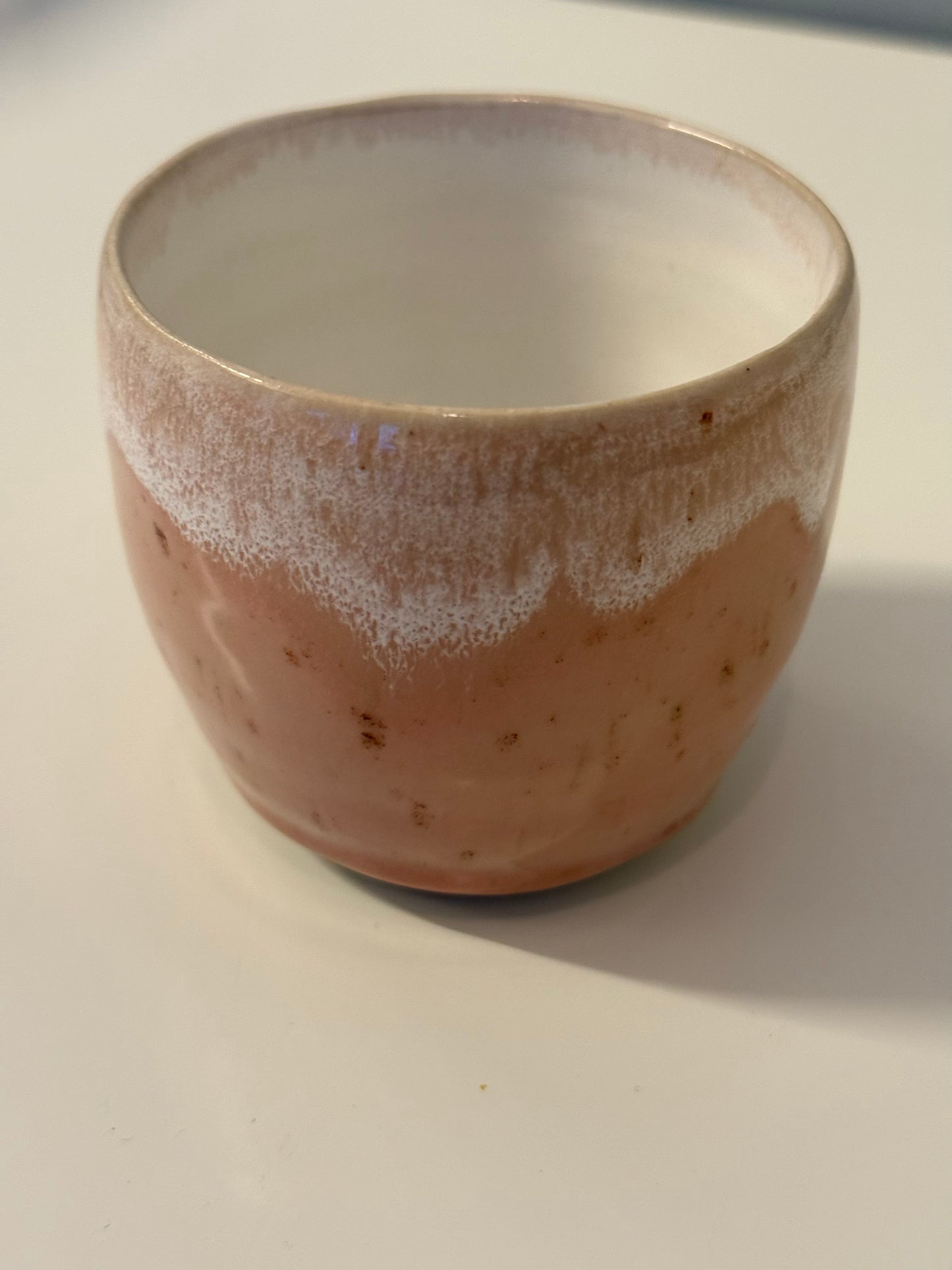 Handgemachter Becher glasiert in Morganite mti weißem Verlauf