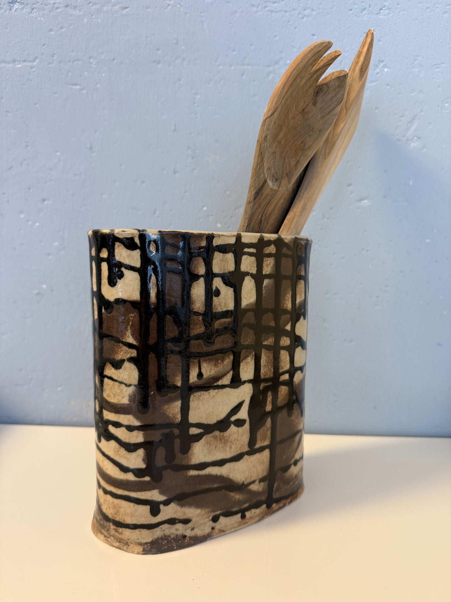 Handgemachtes Utensil | Vase aus beige-braunem Tonmix mit schwarzen Glasurverläufen