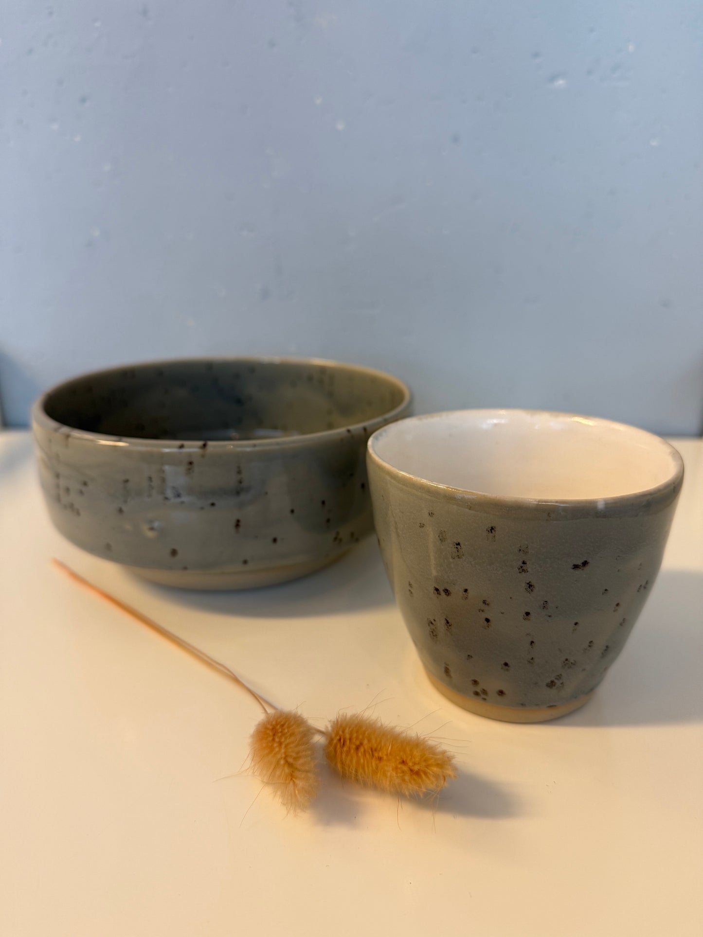 Handgemachte Bowl und Becher galsiert in Rauchquarz