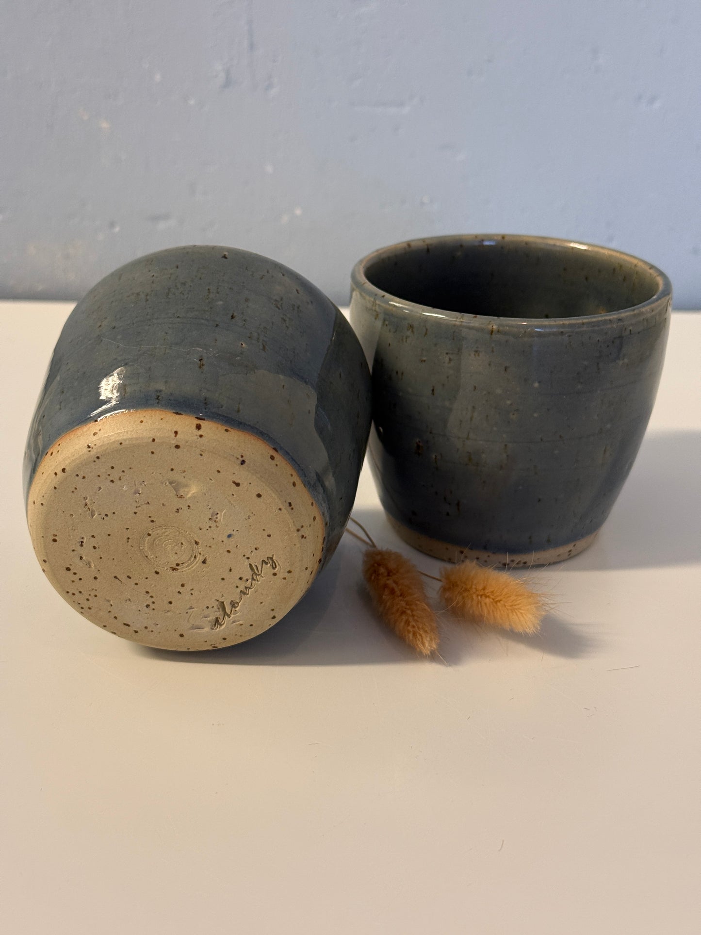 Handgemachte Becher in Topasblau