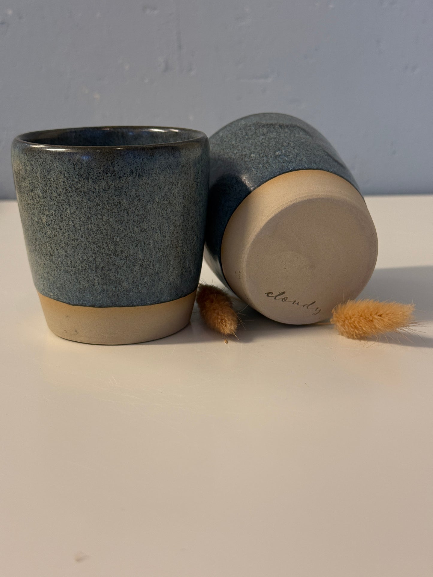 Handgemachte Becher glasiert in deepblue