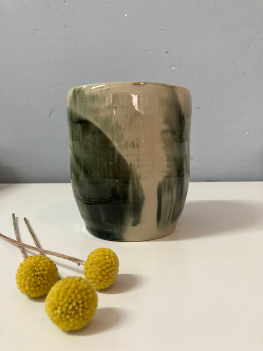 Handgemachte Vase in schwarz weiß (Pinselstriche)