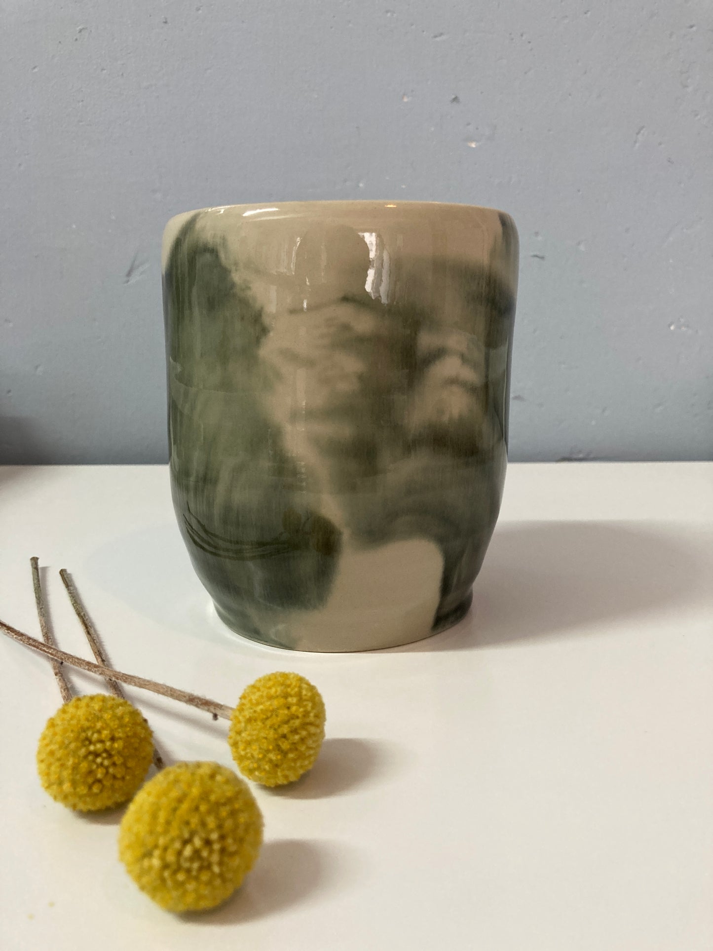 Handgemachte Vase in schwarz weiß (Pinselstriche)