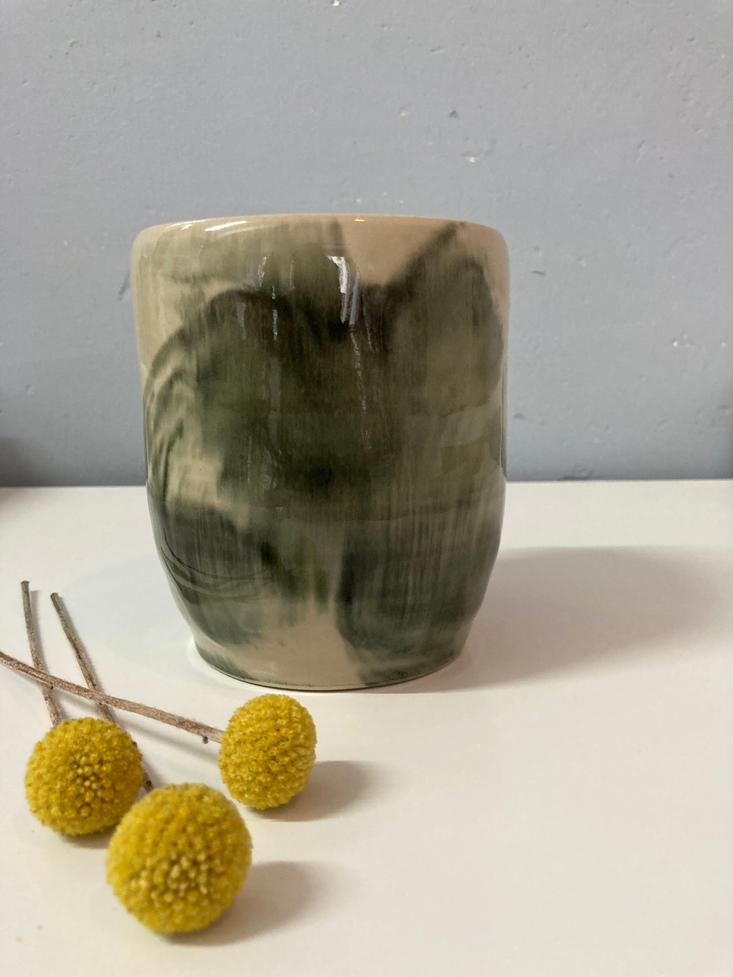 Handgemachte Vase in schwarz weiß (Pinselstriche)