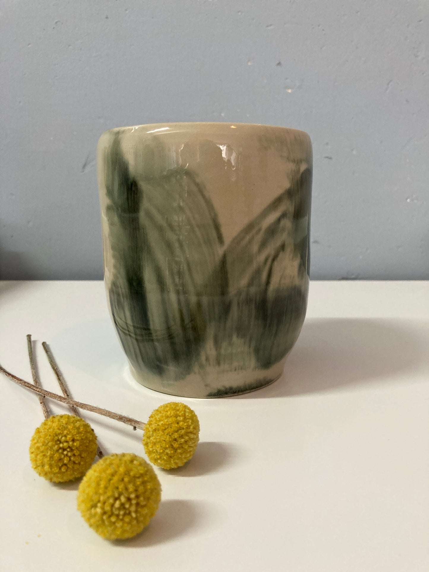 Handgemachte Vase in schwarz weiß (Pinselstriche)