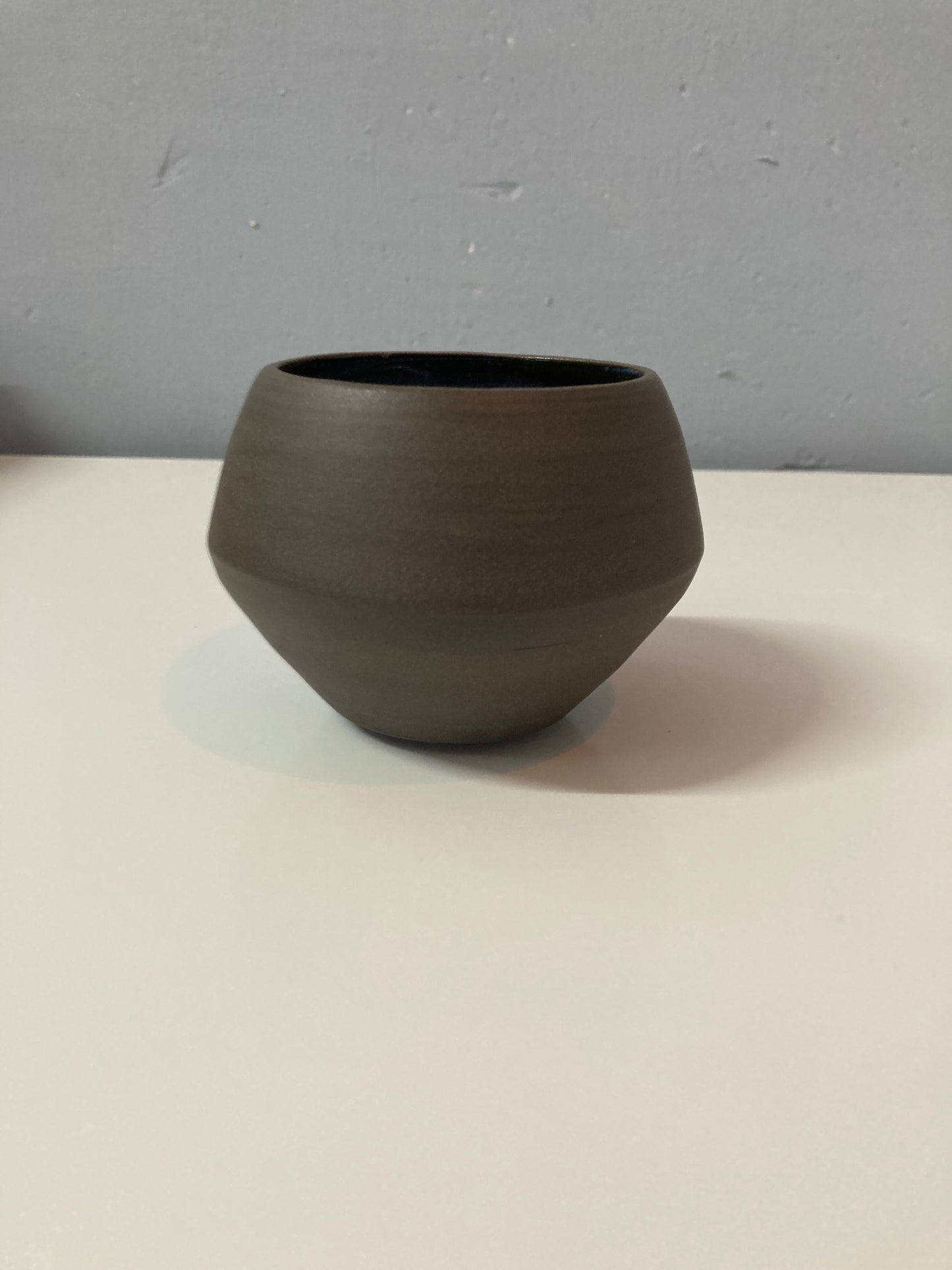Handgemachte Snackschale aus schwarzem Ton glasiert innen in deepblue
