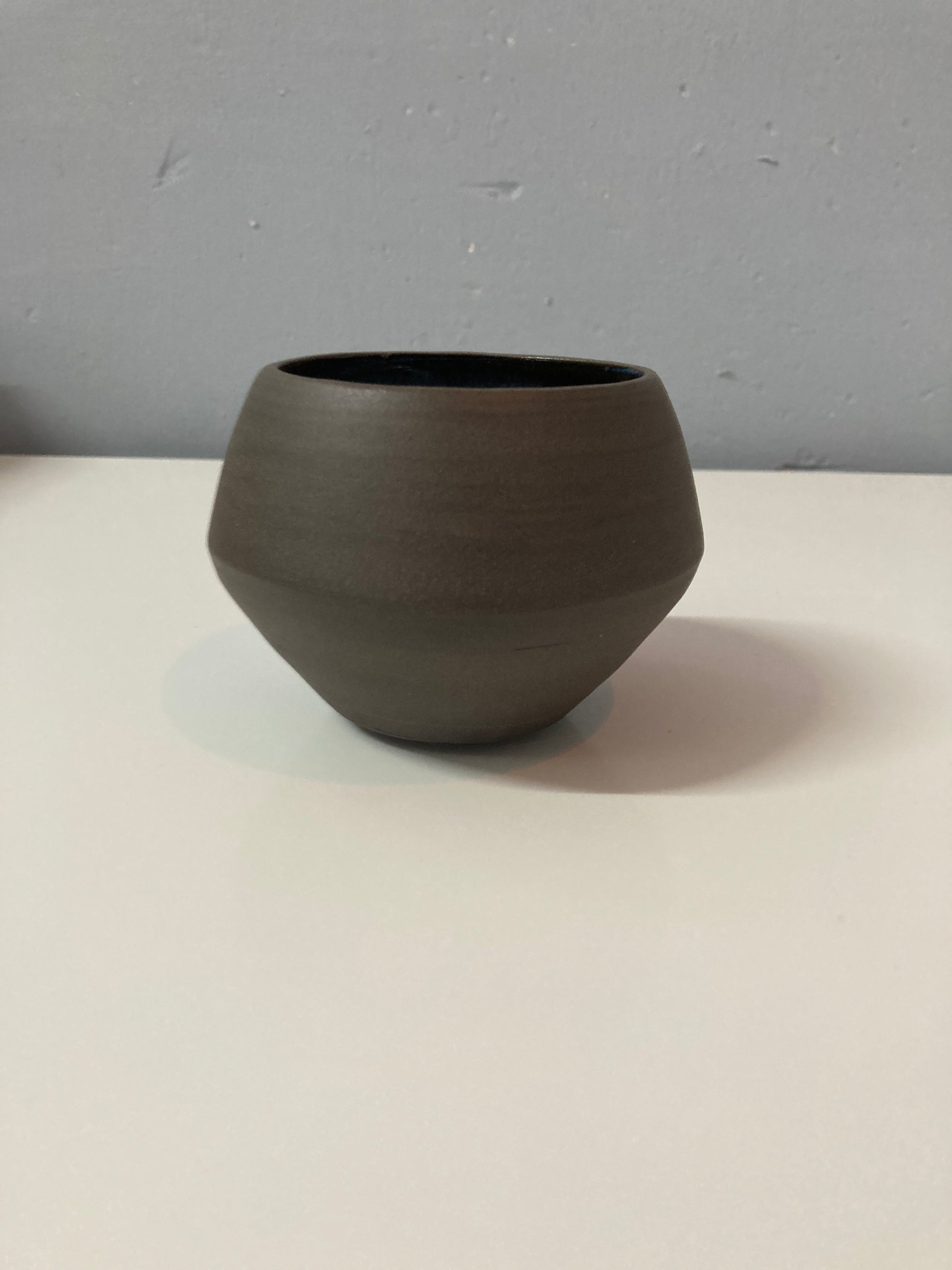 Handgemachte Snackschale aus schwarzem Ton glasiert innen in deepblue