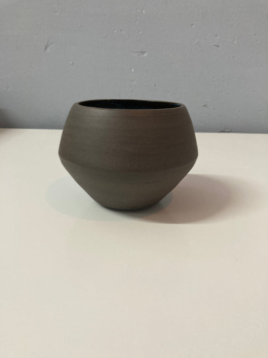 Handgemachte Snackschale aus schwarzem Ton glasiert innen in deepblue