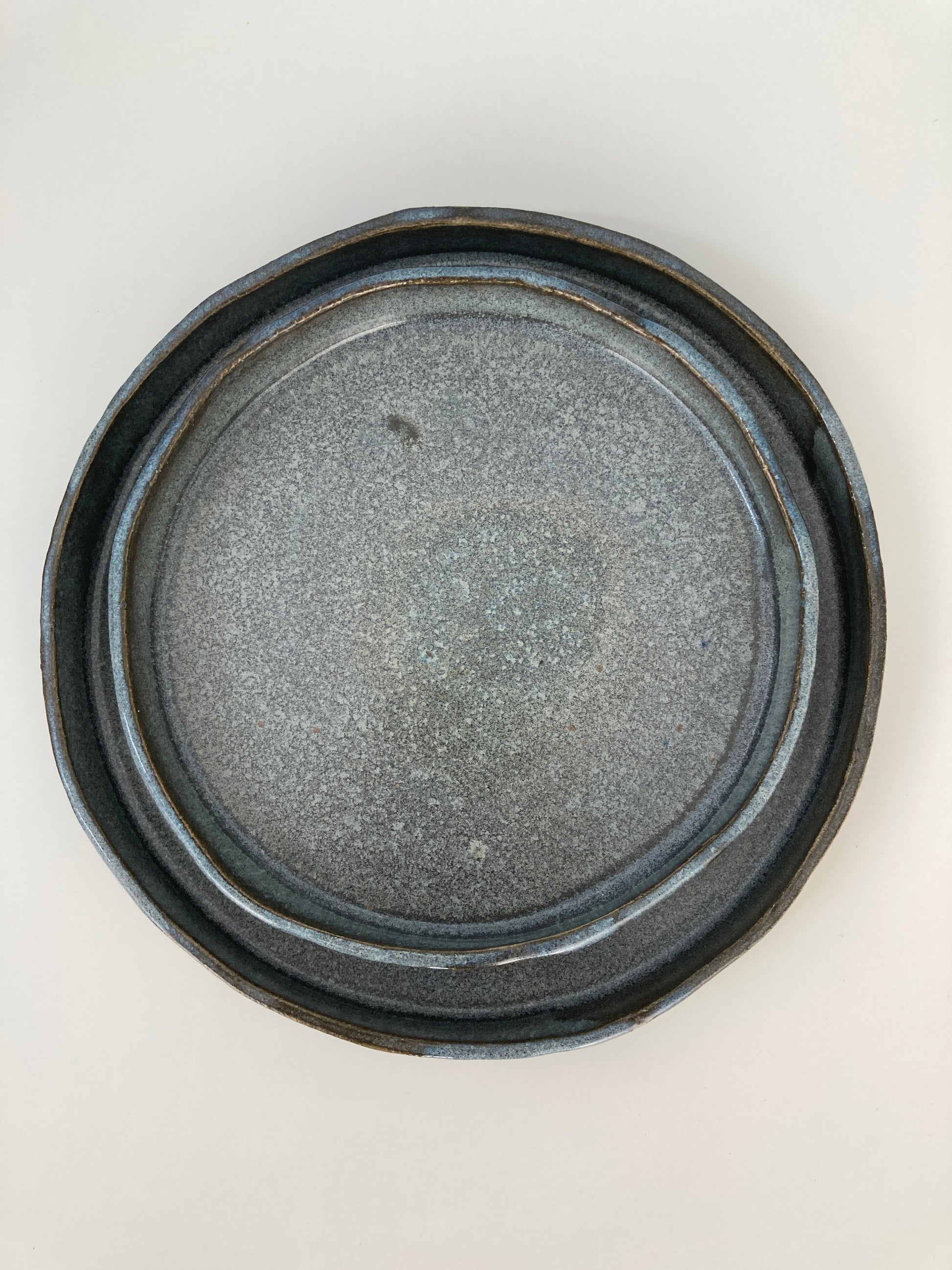 Handgemachte Teller glasiert in deepblue