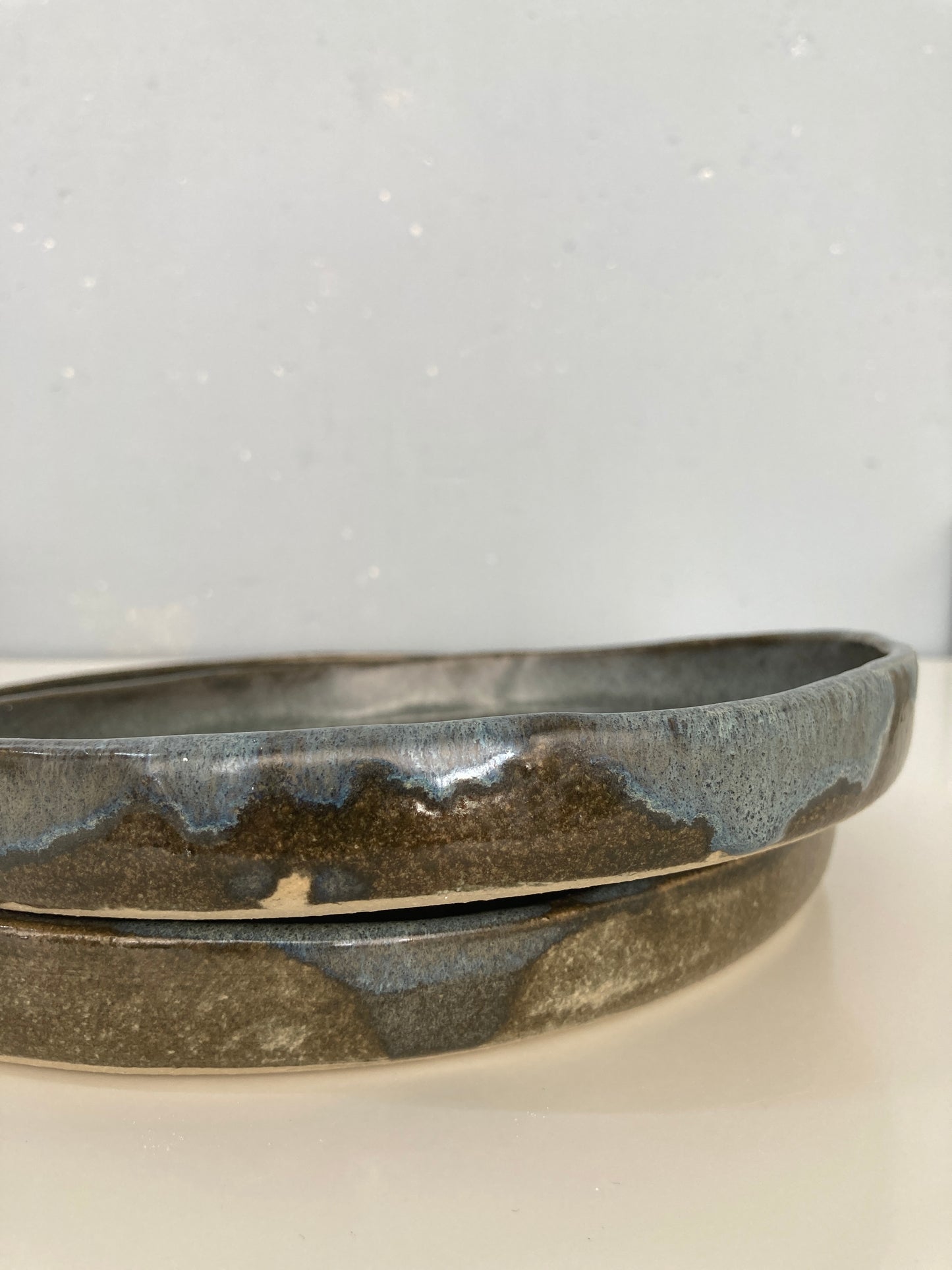 Handgemachte Teller glasiert in deepblue
