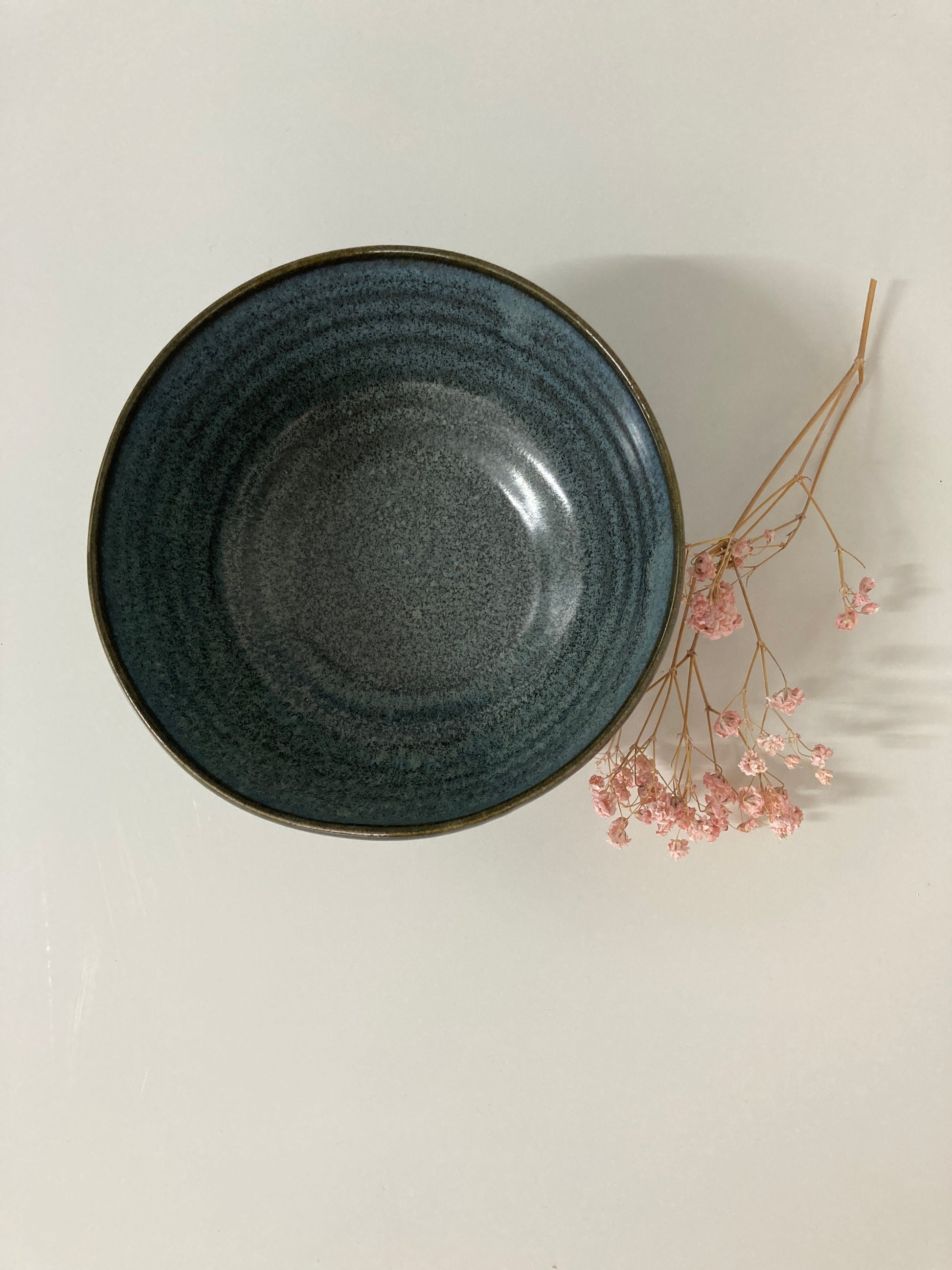 Handgemachte Müslischale glasiert in deepblue