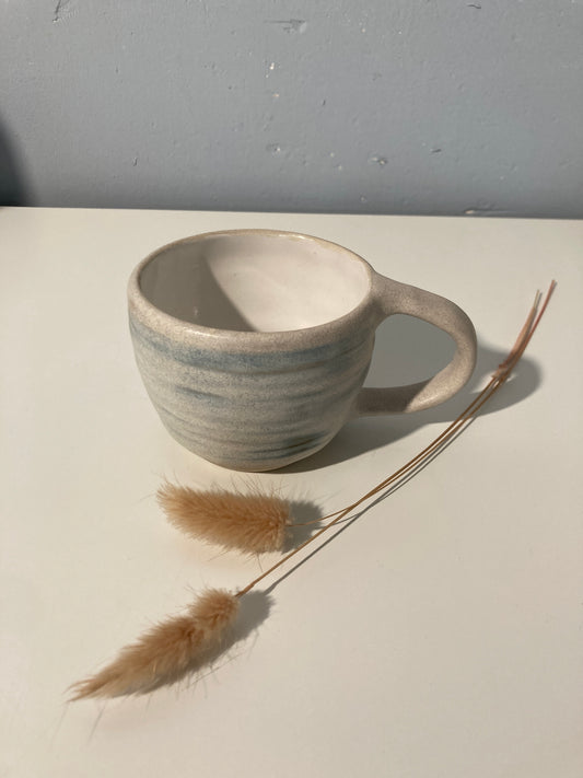 Tasse mit Henkel, glasiert in Strandgut mit einem Effekt von blau
