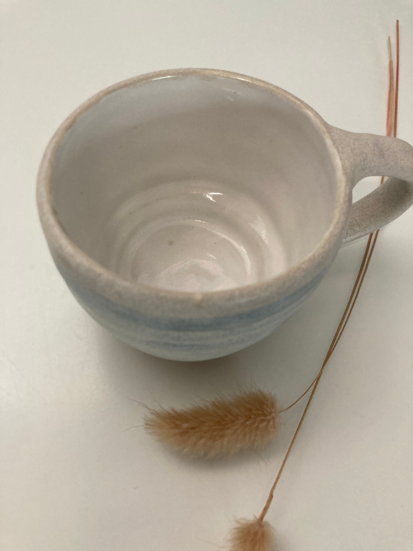 Tasse mit Henkel, glasiert in Strandgut mit einem Effekt von blau