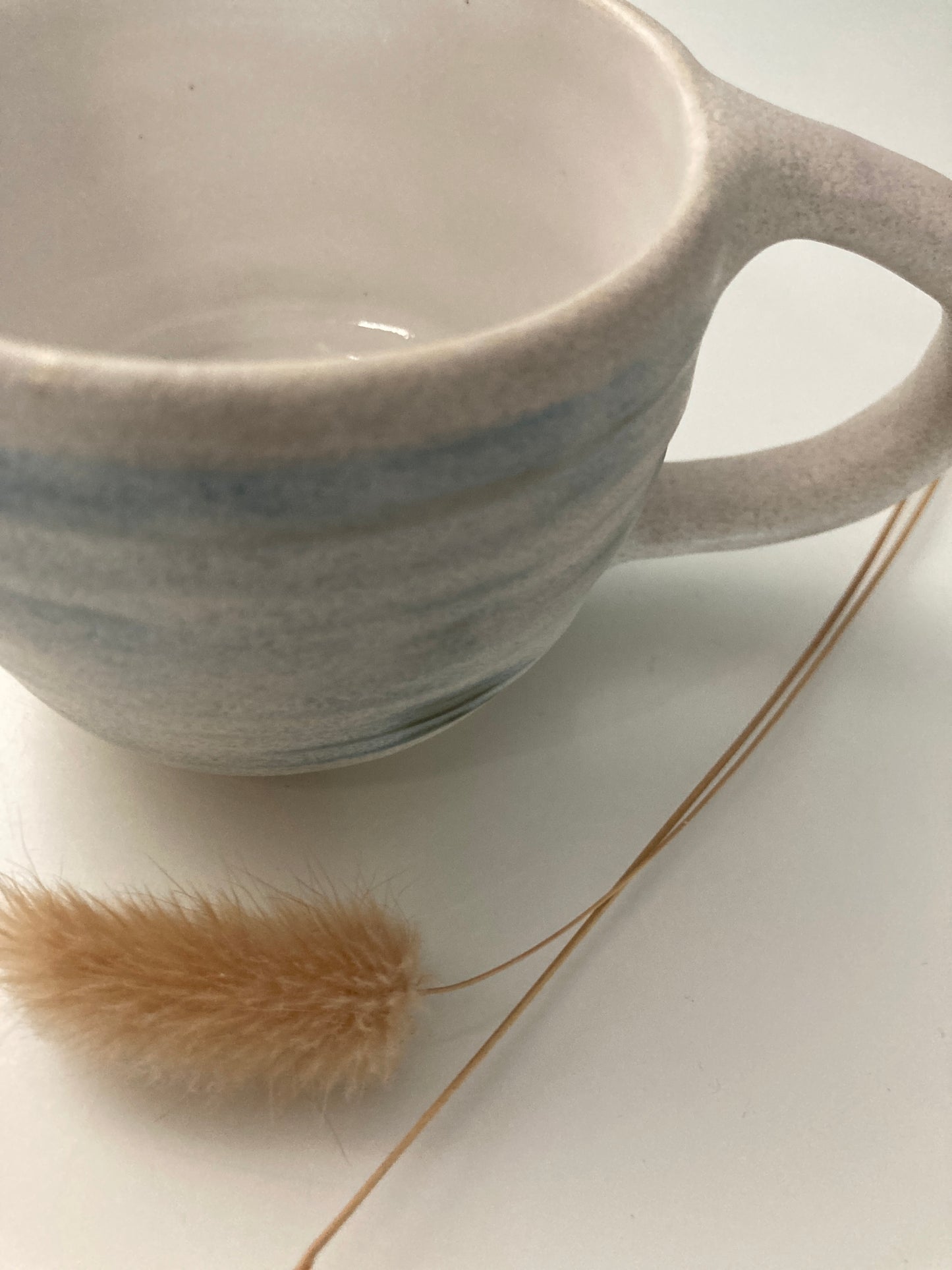 Tasse mit Henkel, glasiert in Strandgut mit einem Effekt von blau