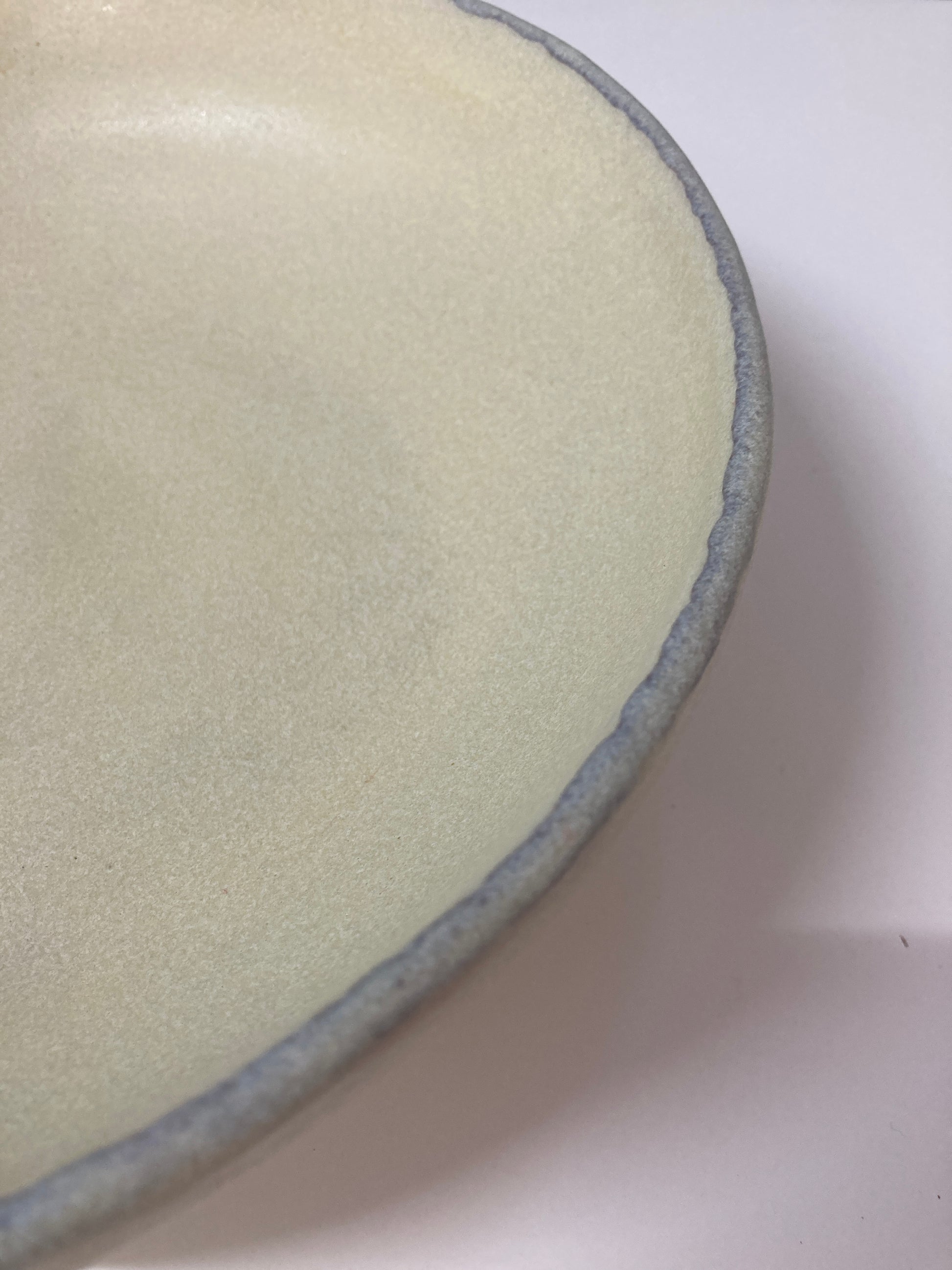 Handgemachte Salatschüssel glasiert in Wüstengelb