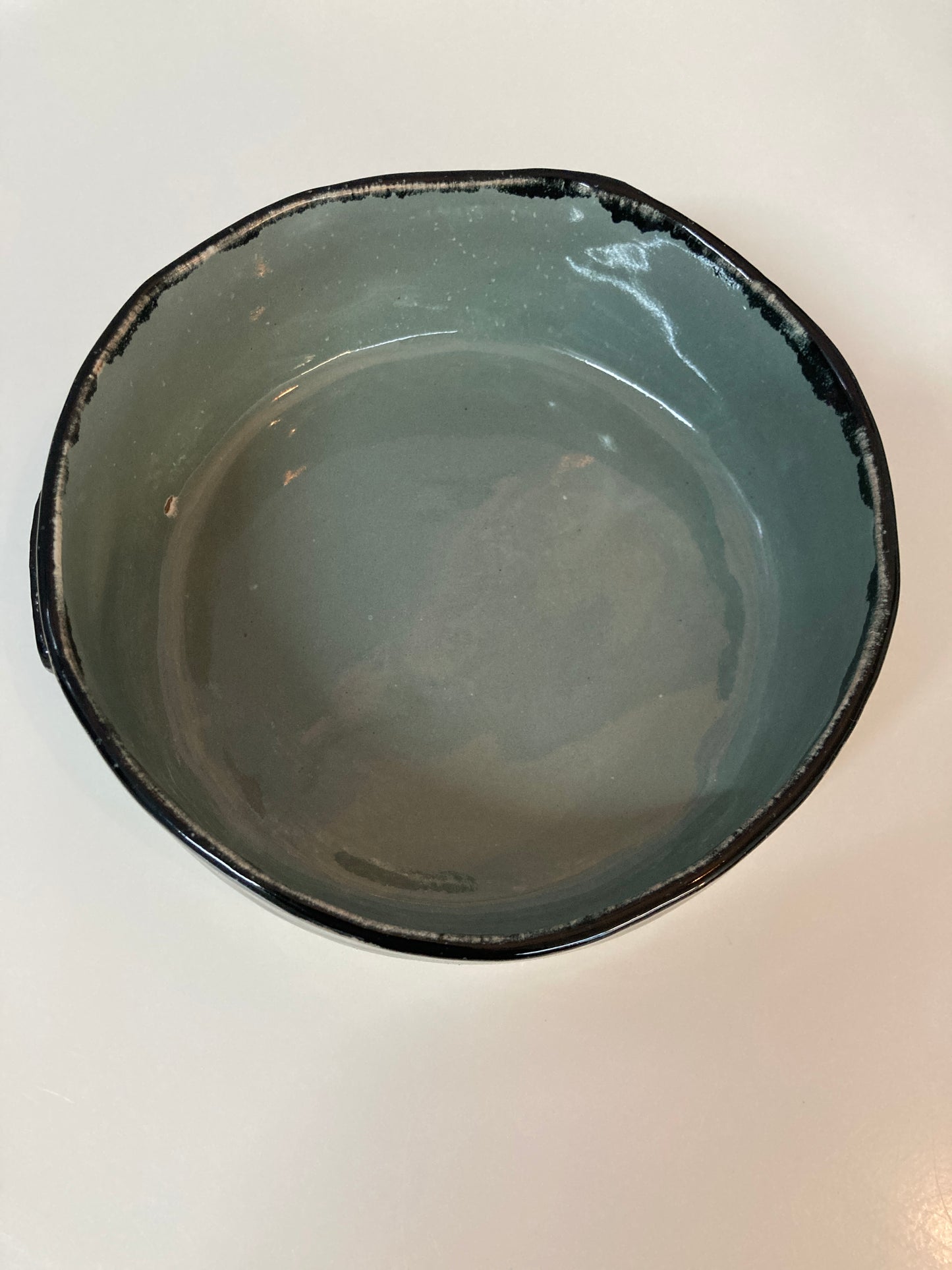 Handgemachte runde Auflaufform | Salatschüssel glasiert in schwarz-grau