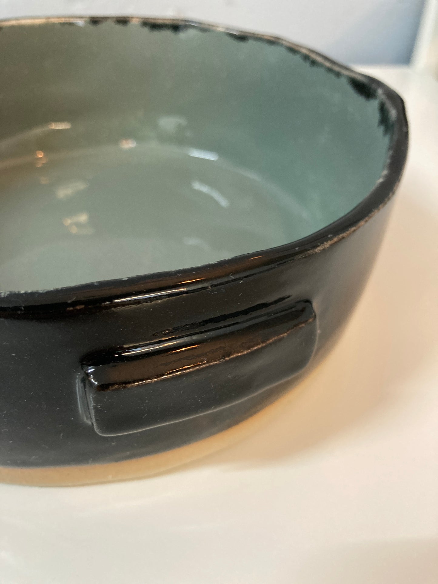 Handgemachte runde Auflaufform | Salatschüssel glasiert in schwarz-grau