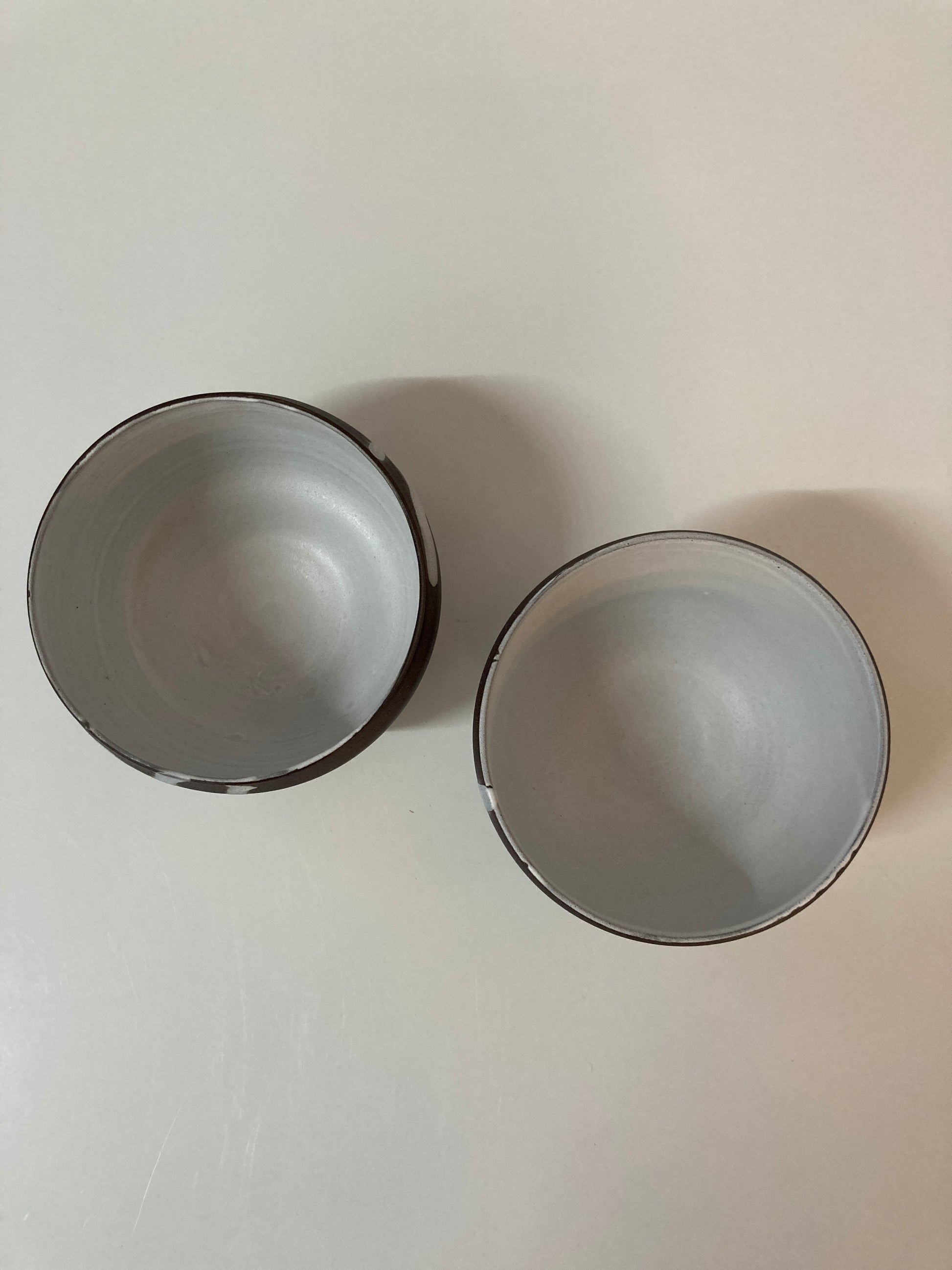 2 handgemachte Becher white brush