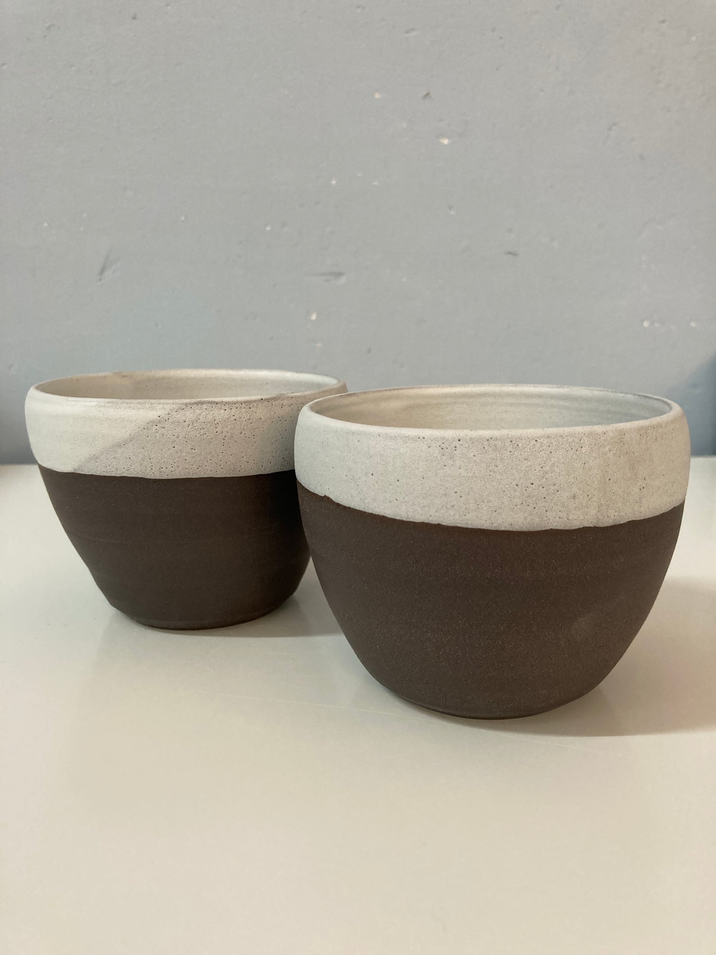 2 handgemachte Becher aus schwarzebraunem Ton glasiert in weiß matt