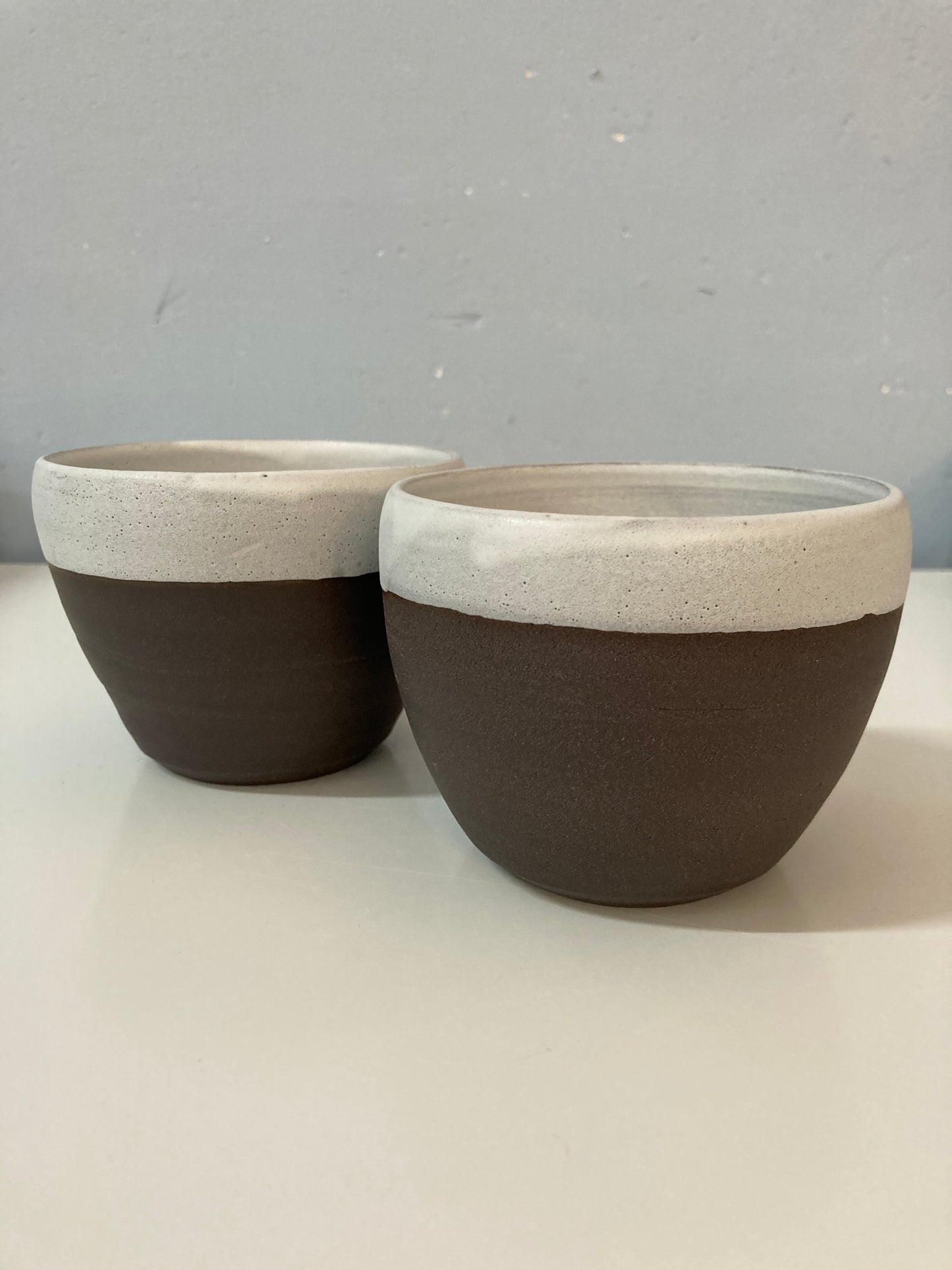 2 handgemachte Becher aus schwarzebraunem Ton glasiert in weiß matt