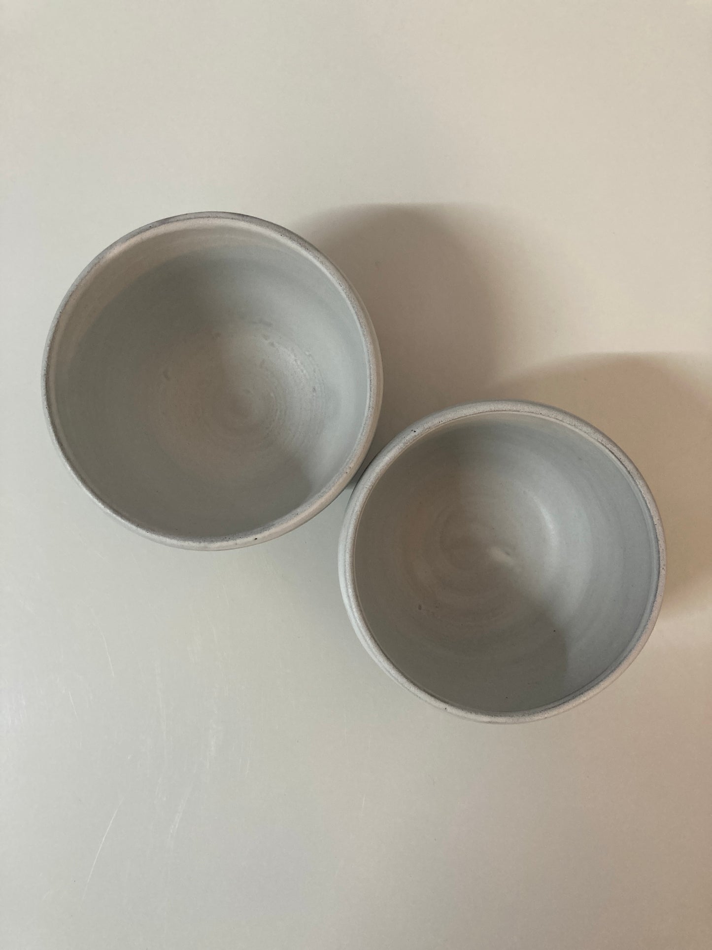 2 handgemachte Becher aus schwarzebraunem Ton glasiert in weiß matt
