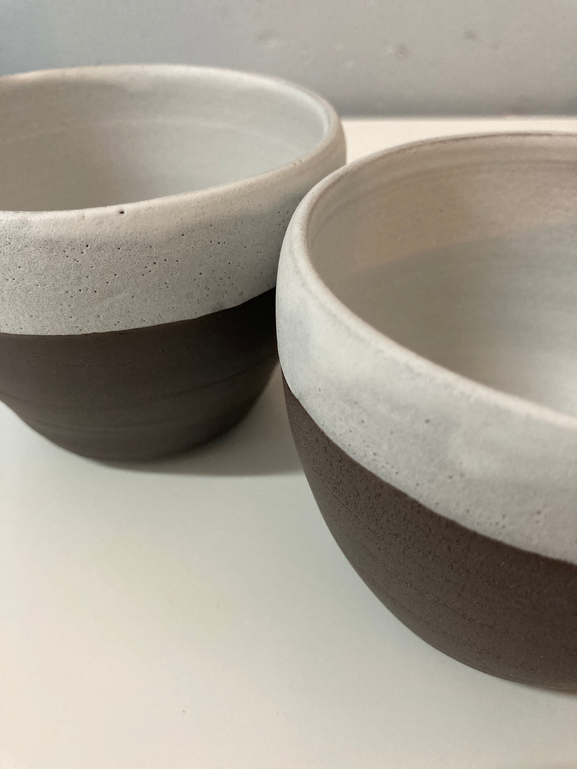 2 handgemachte Becher aus schwarzebraunem Ton glasiert in weiß matt