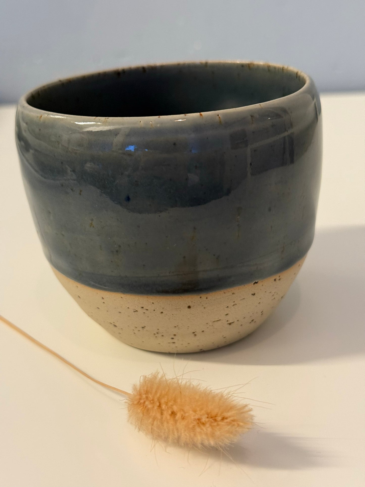 Handgemachter Becher glasiert in Topasblau