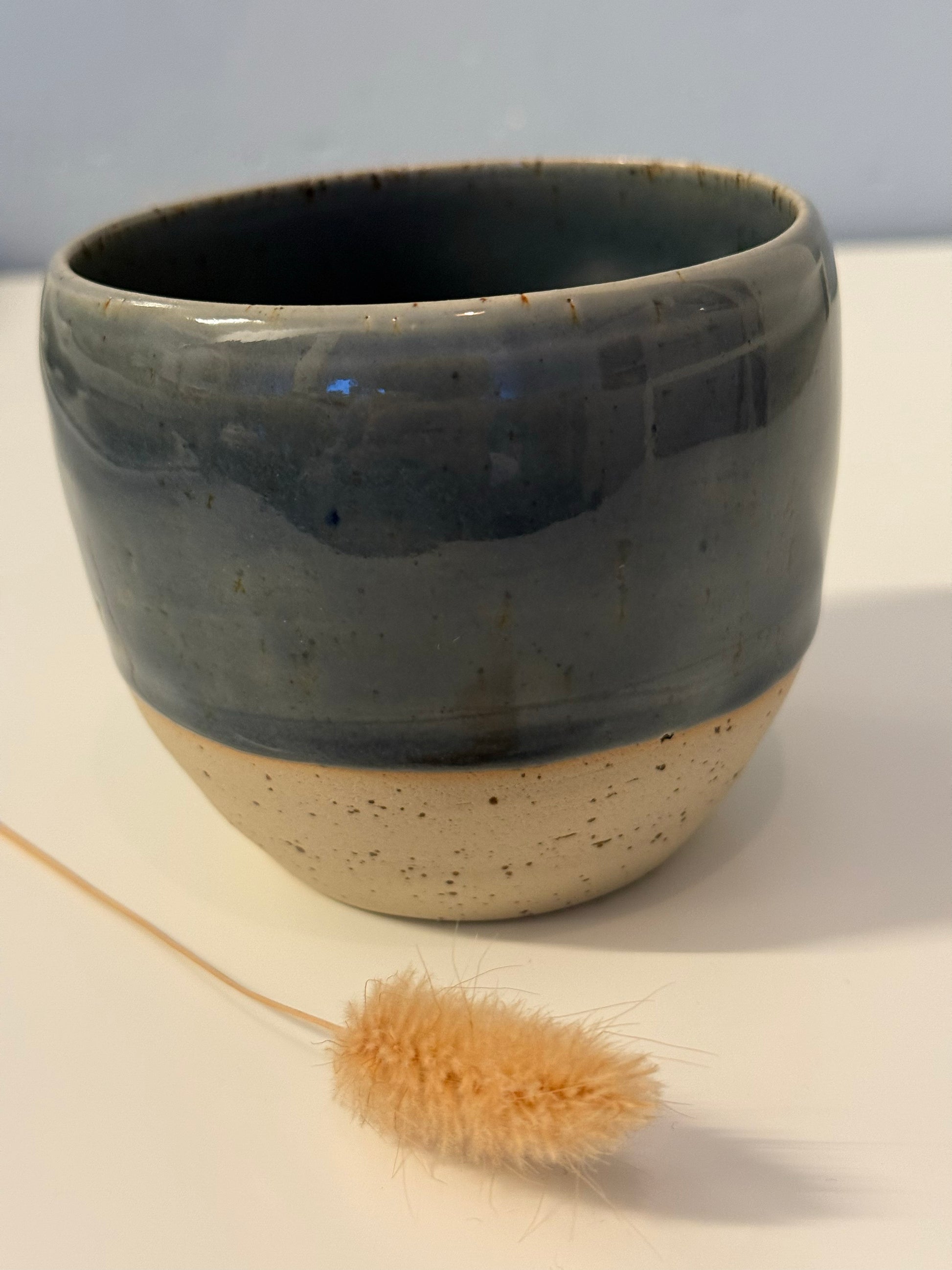 Handgemachter Becher glasiert in Topasblau