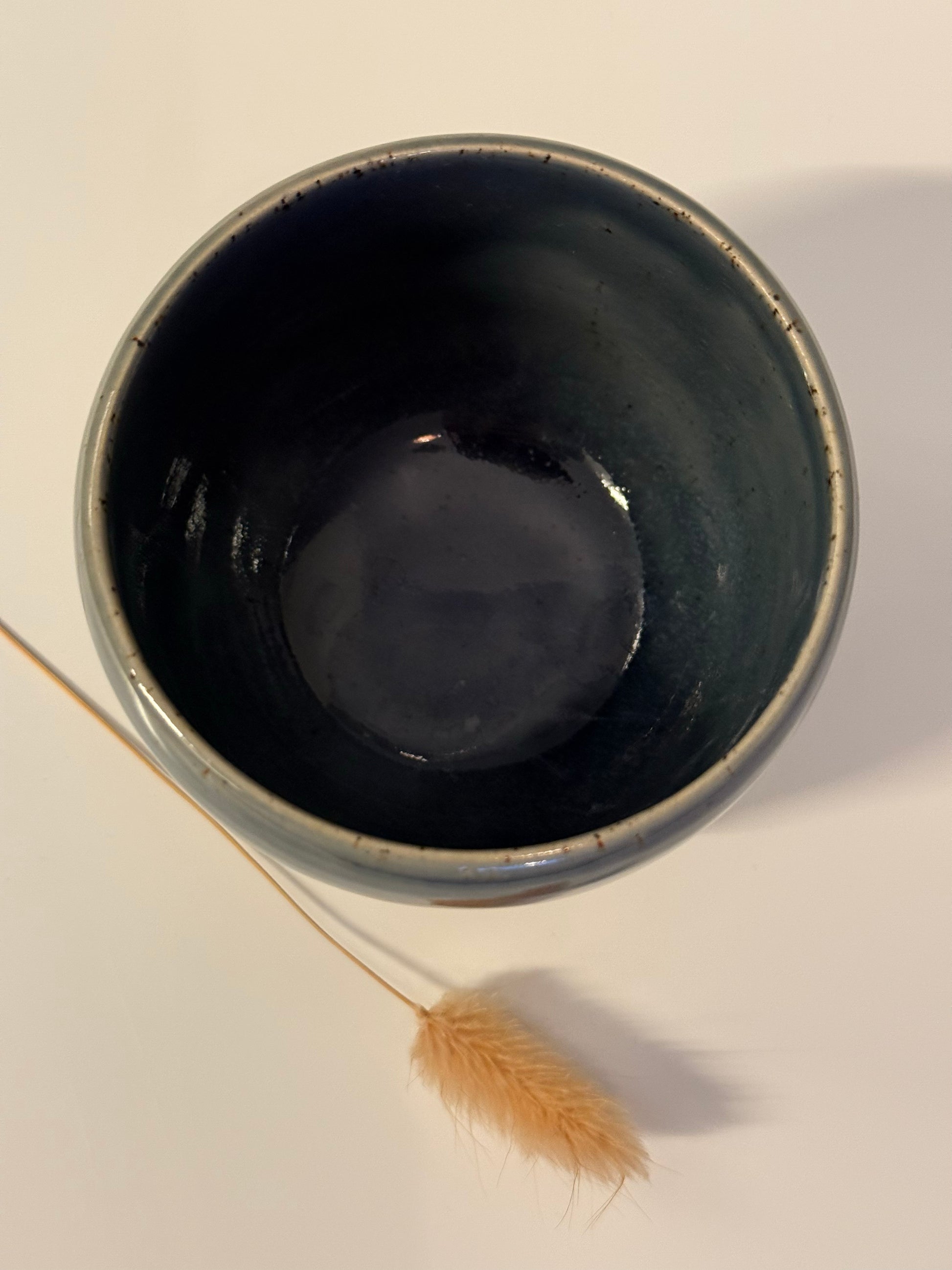 Handgemachter Becher glasiert in Topasblau