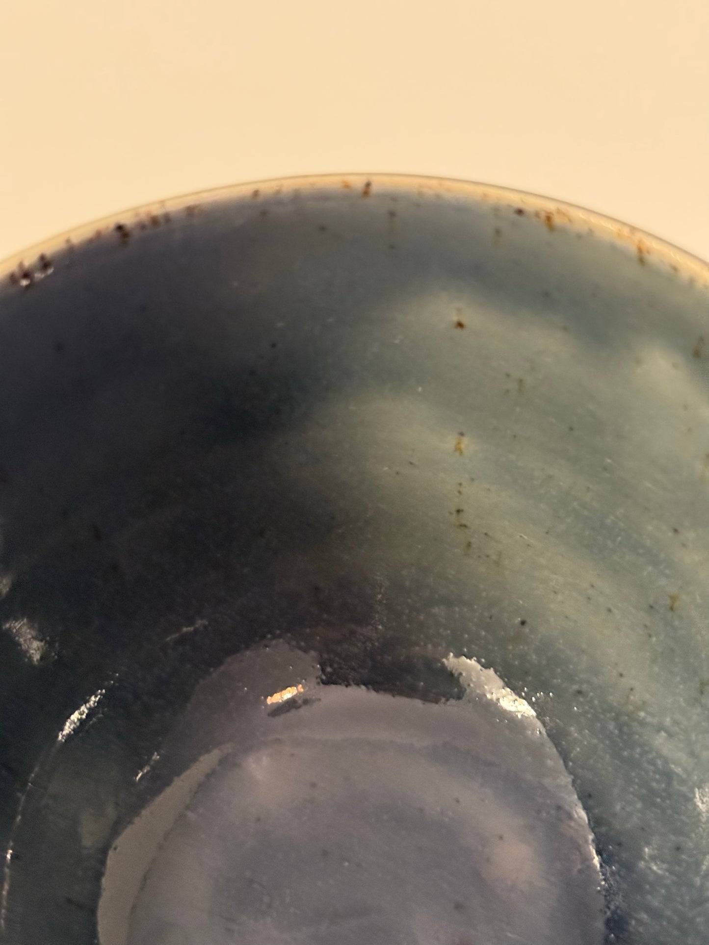 Handgemachter Becher glasiert in Topasblau