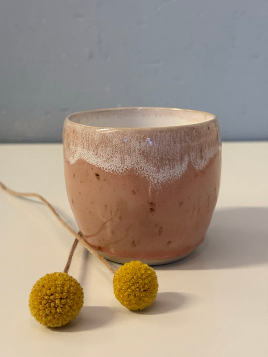 Handgemachter Becher glasiert in Morganite mti weißem Verlauf