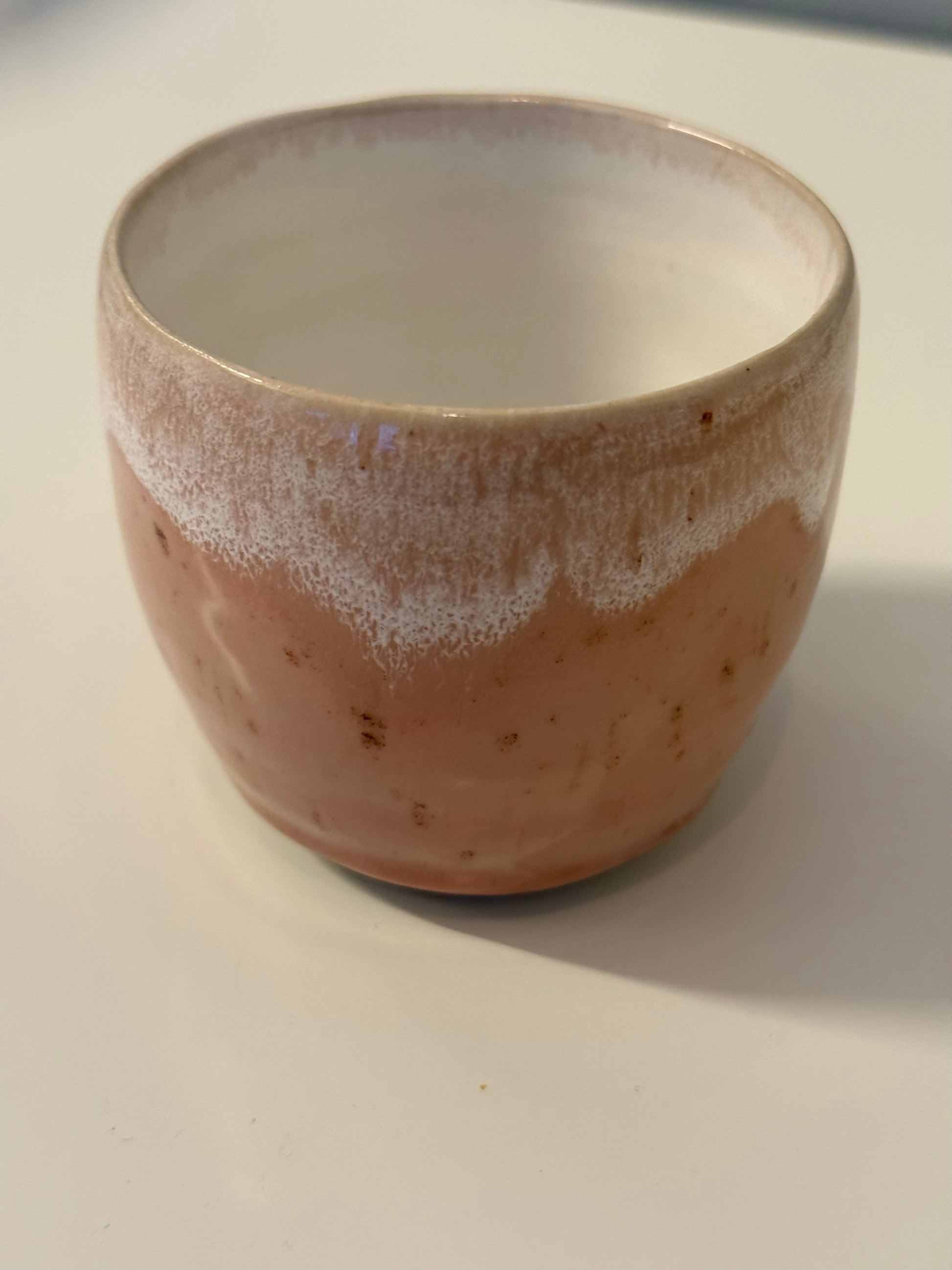 Handgemachter Becher glasiert in Morganite mti weißem Verlauf