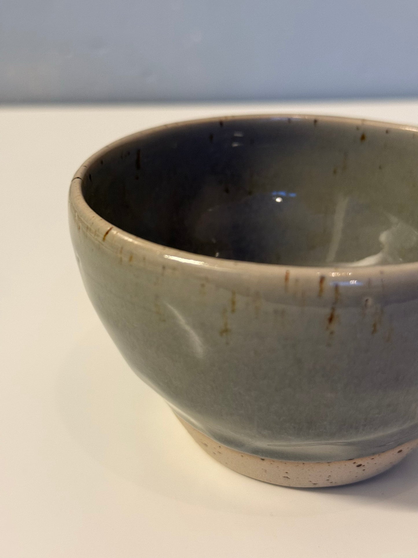 Handgemachte Snackschale glasiert in Achatgrau
