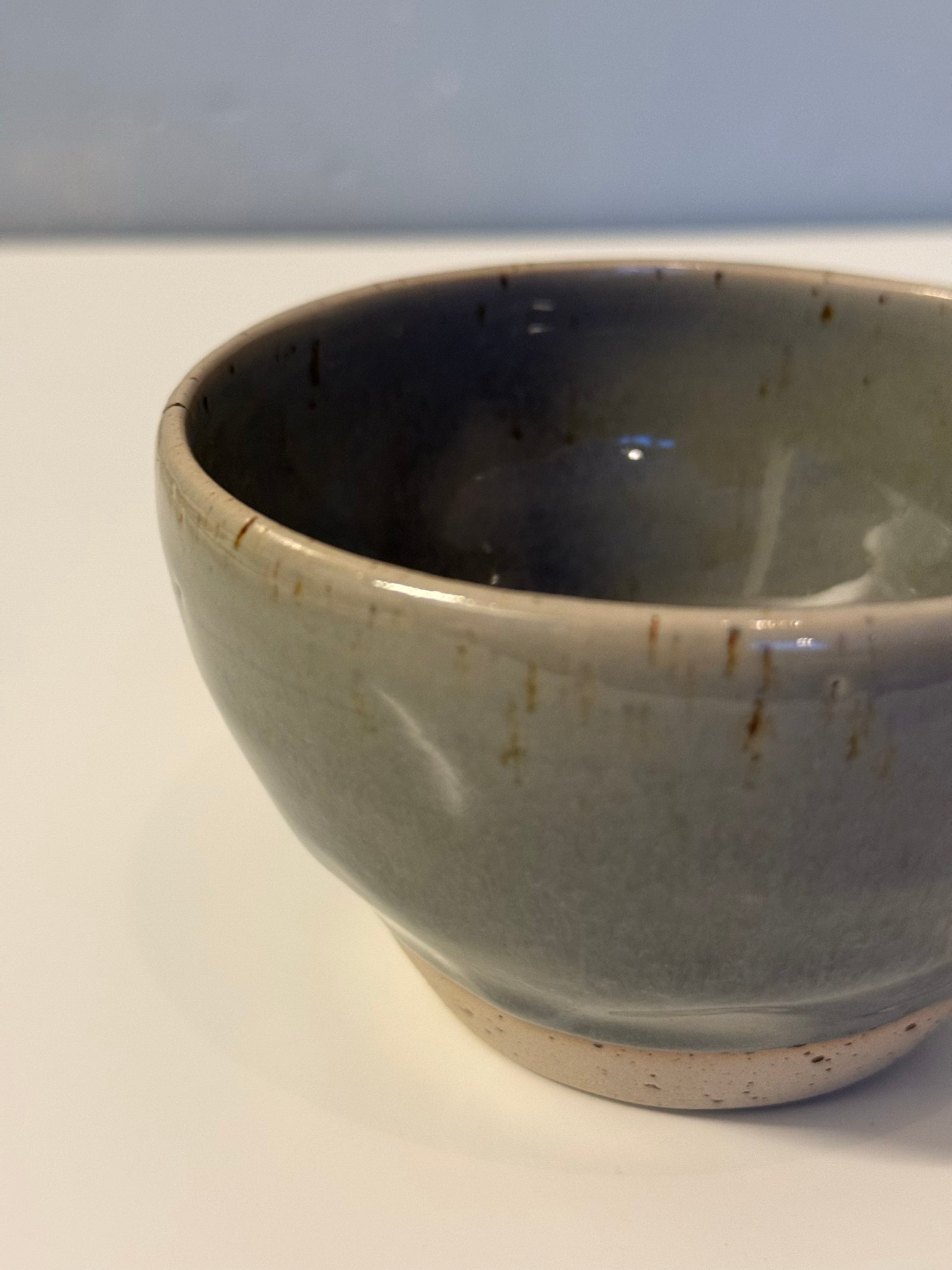 Handgemachte Snackschale glasiert in Achatgrau