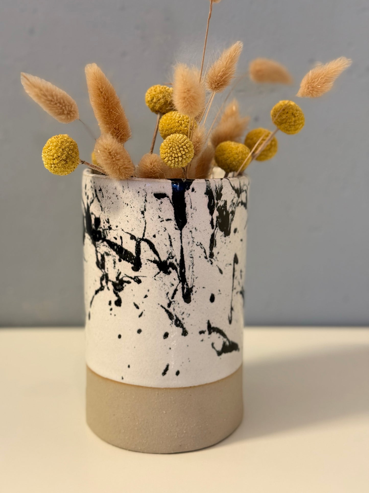 Handgeachte Vase | Utensil glasiert in weiß mit schwarz