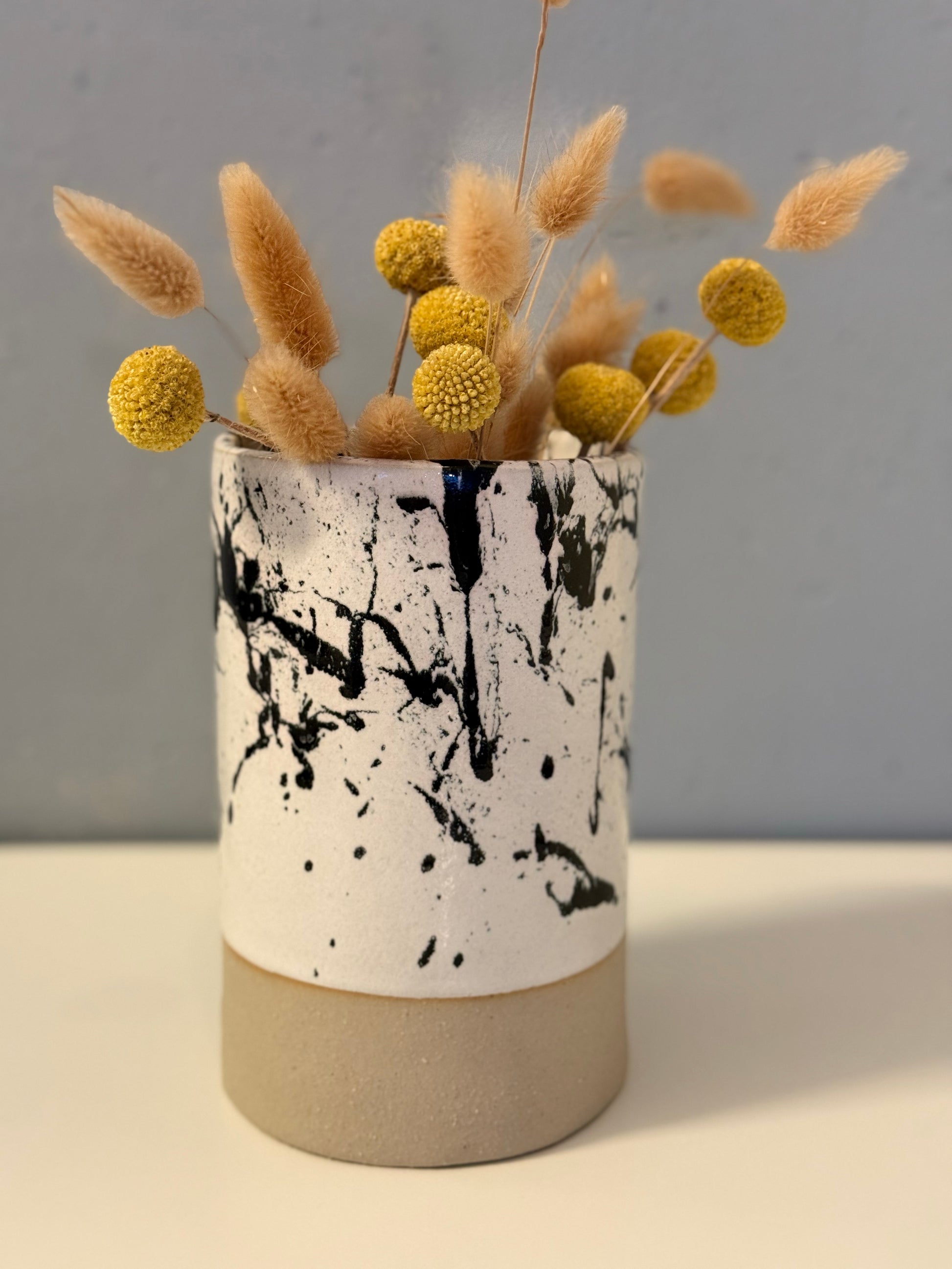 Handgeachte Vase | Utensil glasiert in weiß mit schwarz