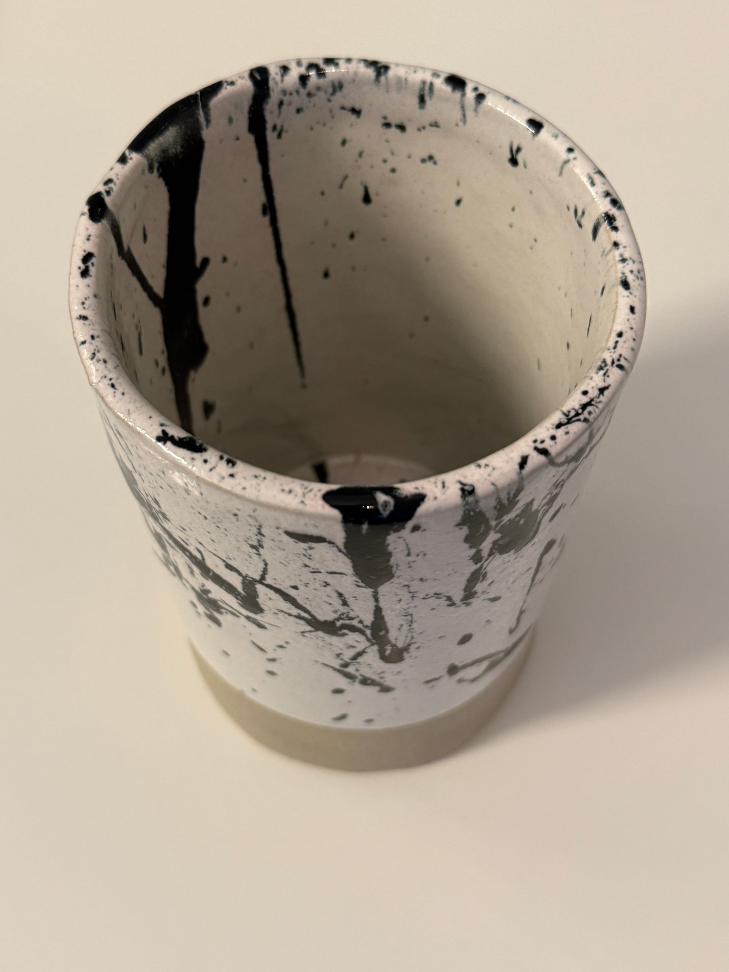 Handgeachte Vase | Utensil glasiert in weiß mit schwarz