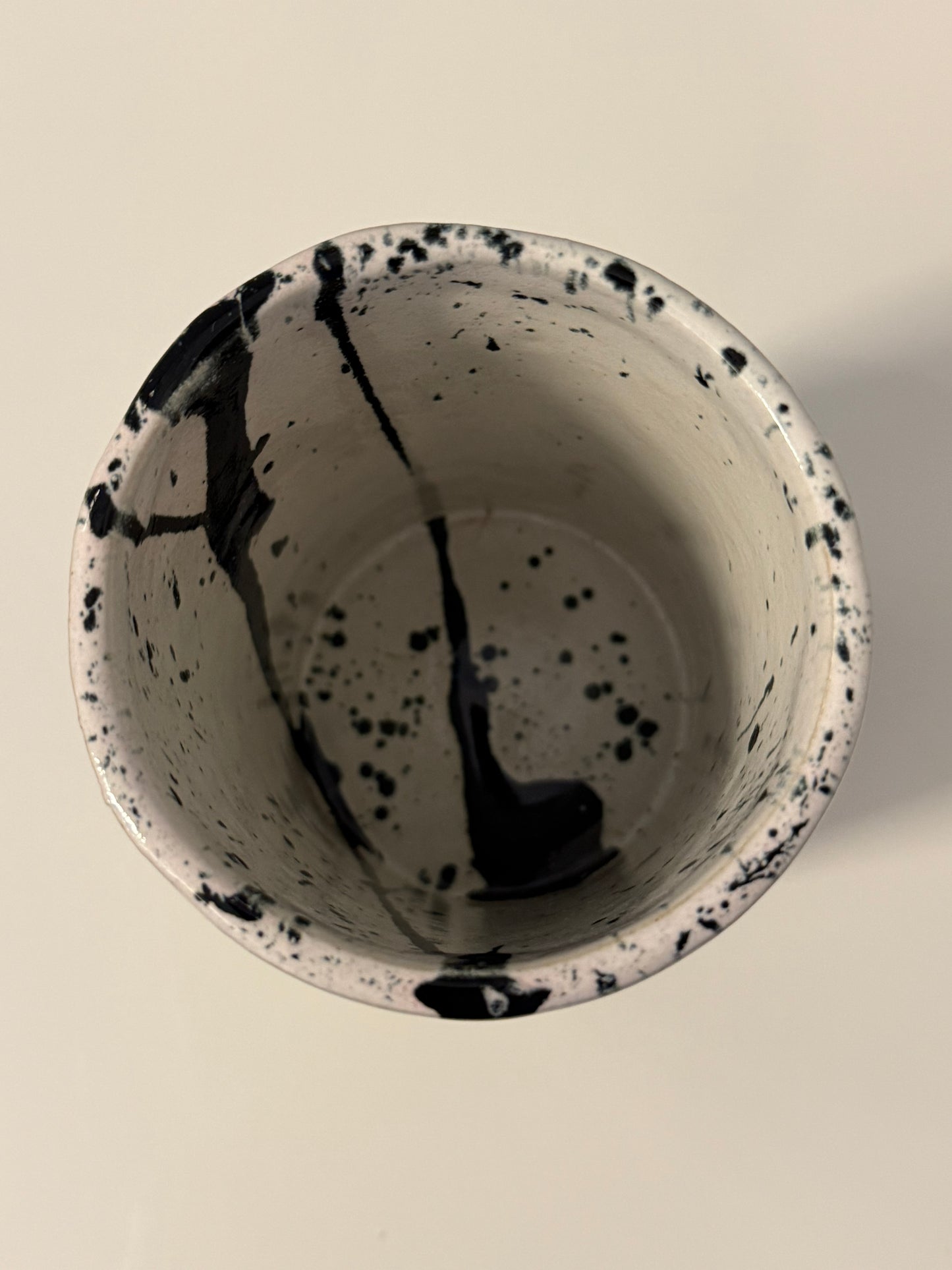 Handgeachte Vase | Utensil glasiert in weiß mit schwarz
