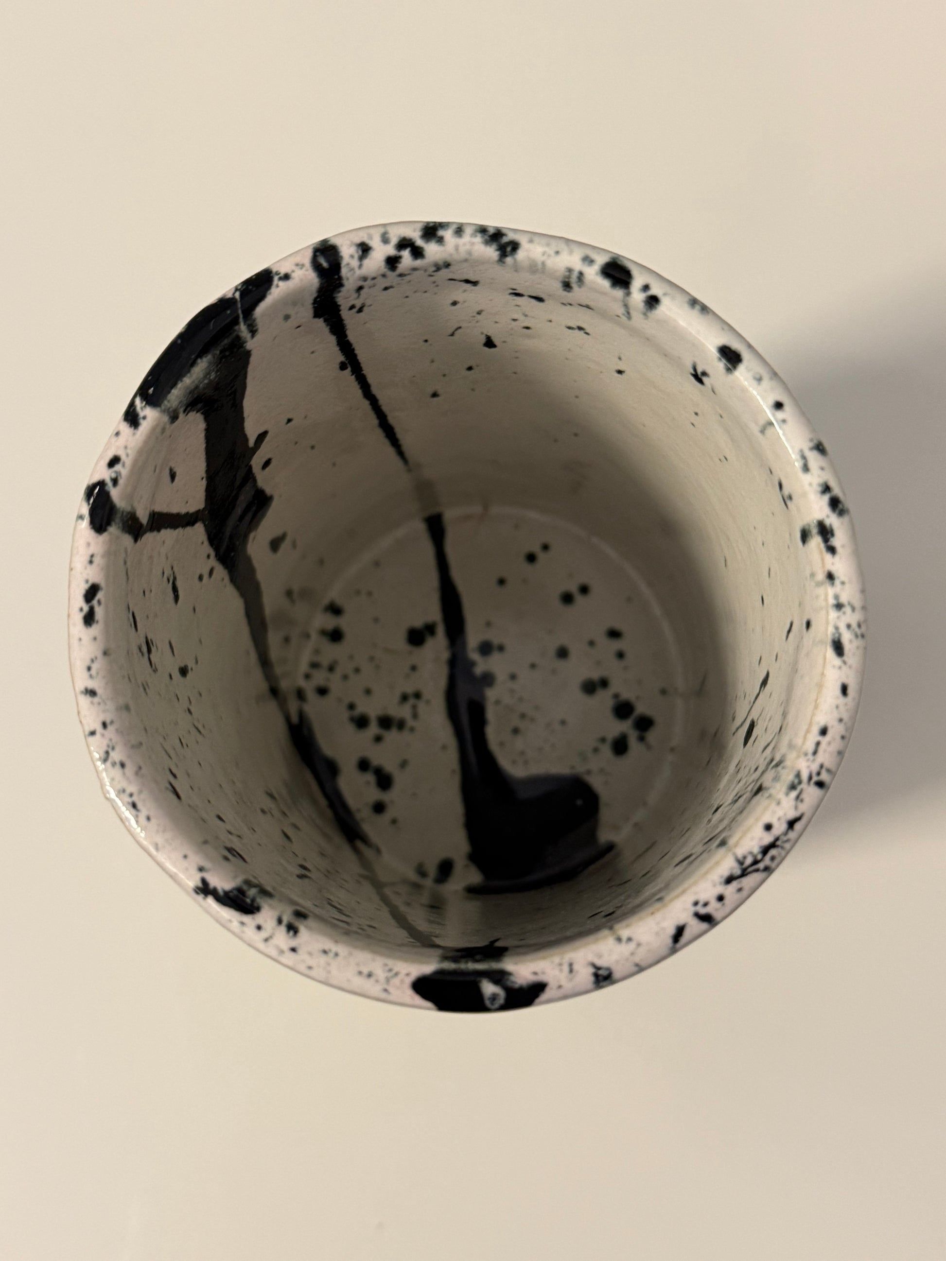 Handgeachte Vase | Utensil glasiert in weiß mit schwarz