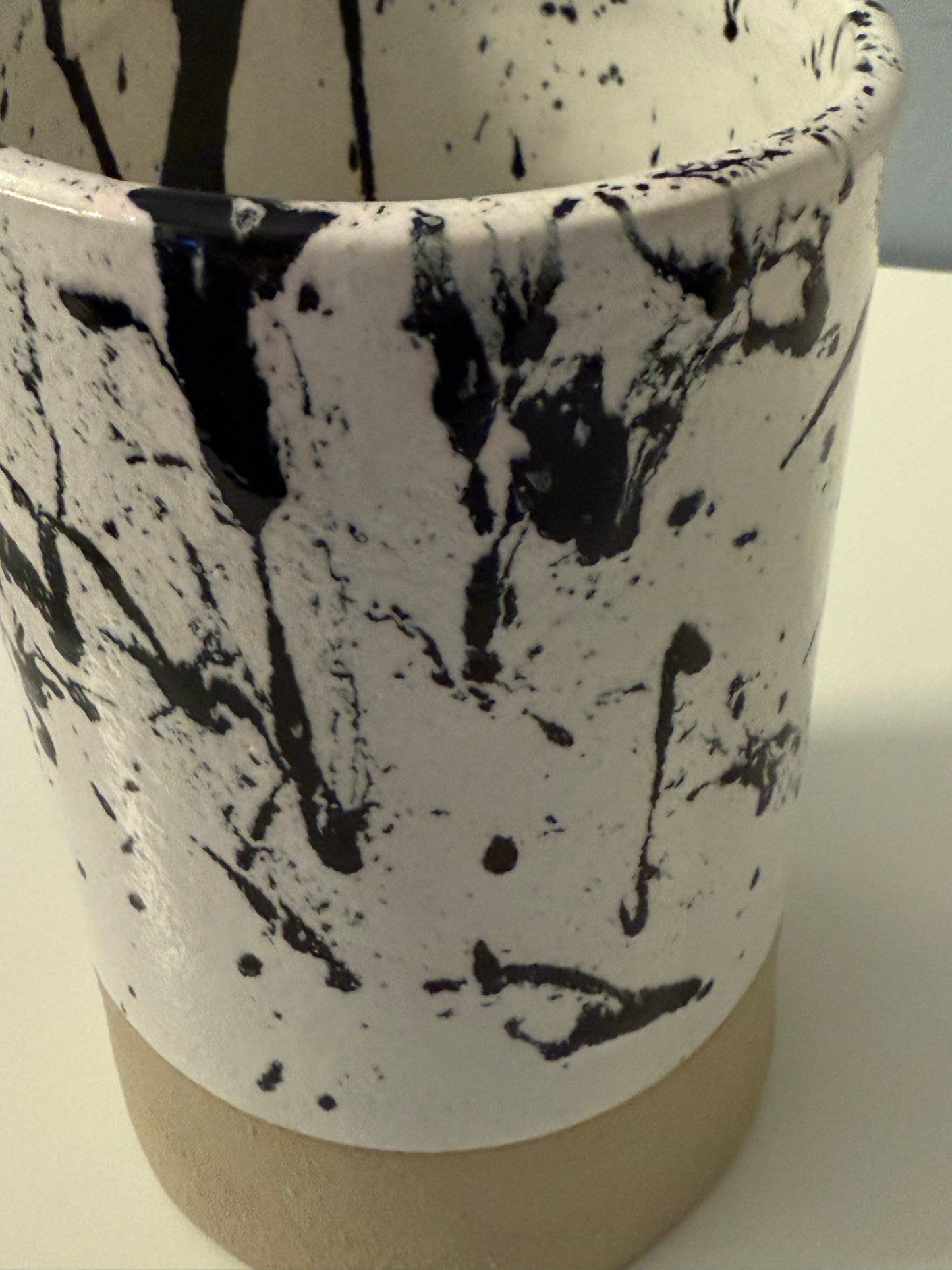 Handgeachte Vase | Utensil glasiert in weiß mit schwarz