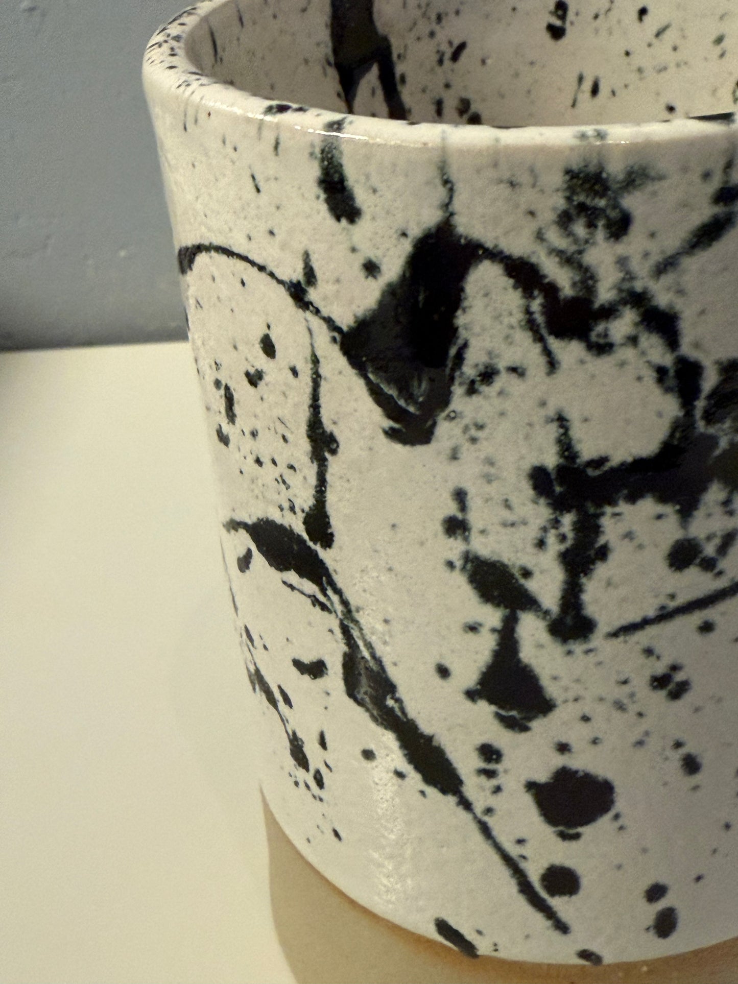 Handgeachte Vase | Utensil glasiert in weiß mit schwarz