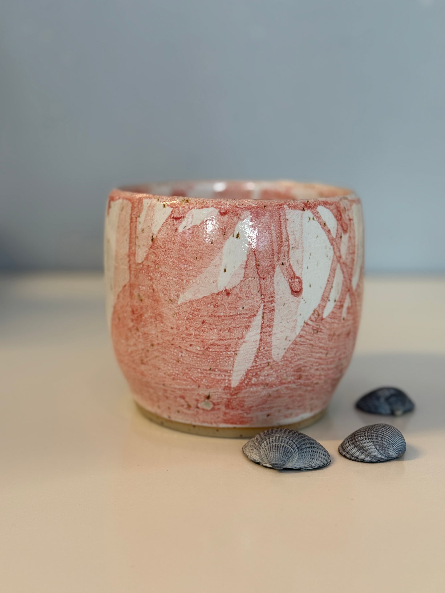 Handgemachte Vase | Utensil glaseirt in weiß mit rosa Verlauf