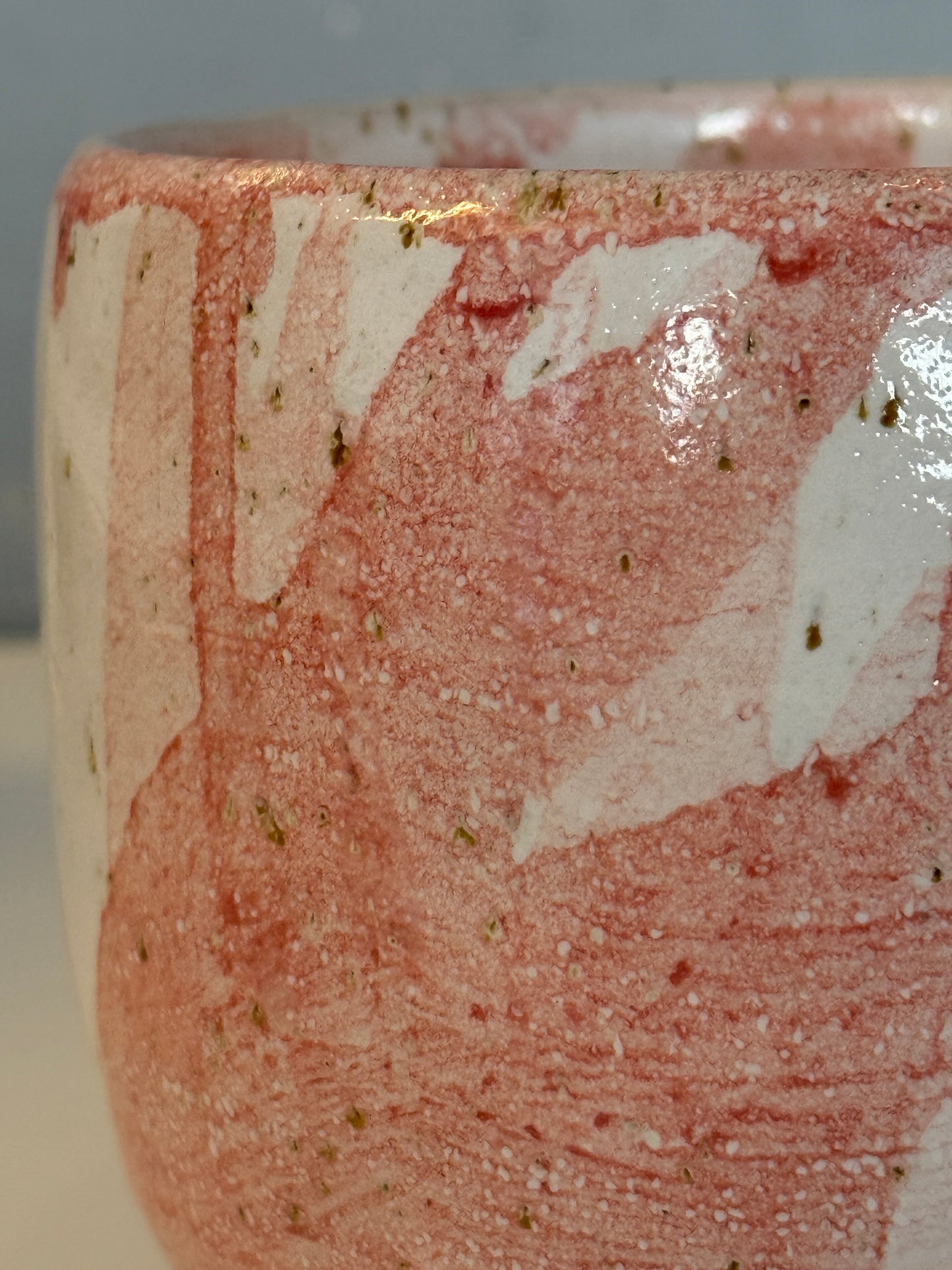 Handgemachte Vase | Utensil glaseirt in weiß mit rosa Verlauf