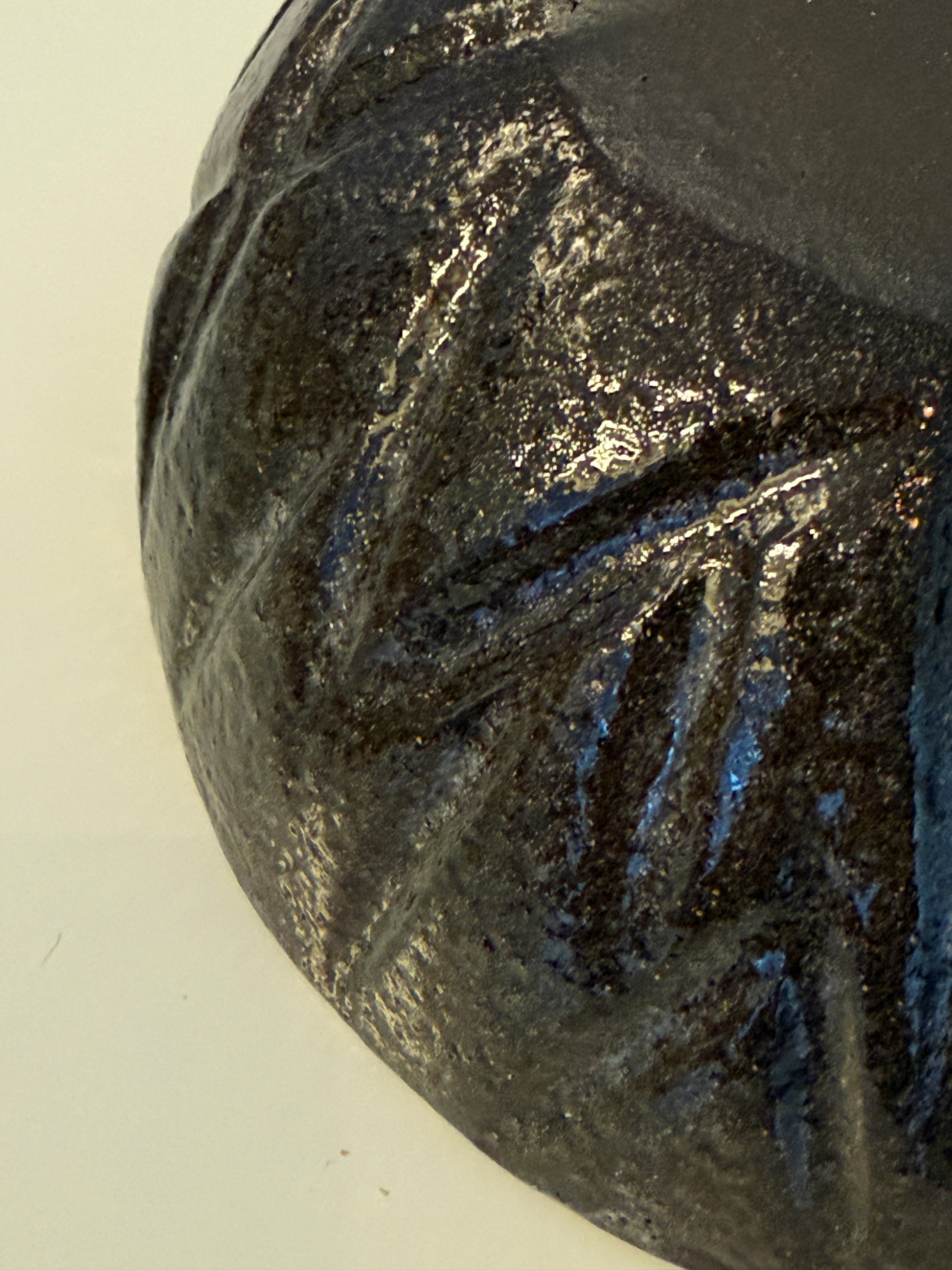 Handgemachte Schale aus schwarzbraunem Ton innen glasiert in weiß 