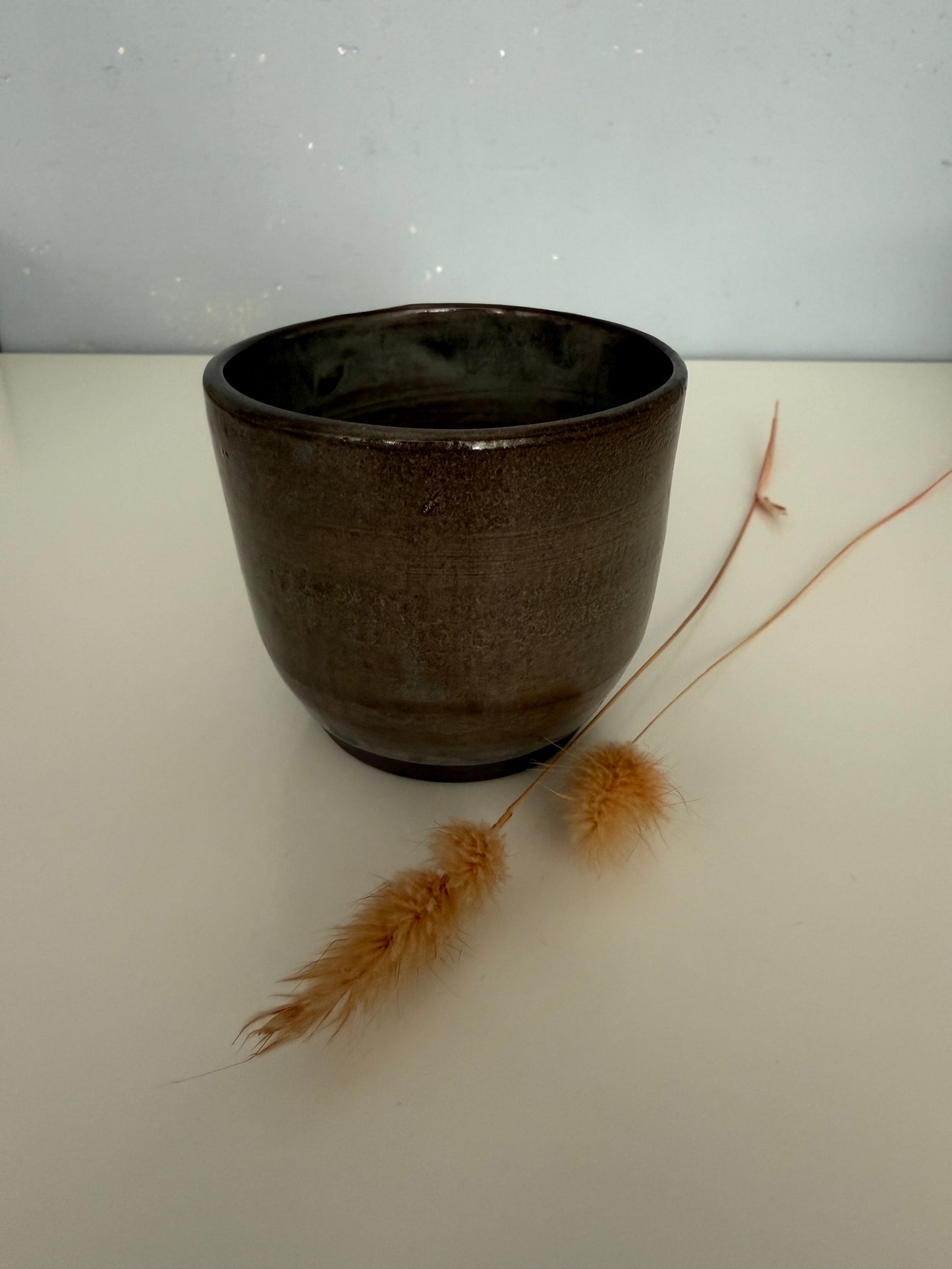 Handgemachter Becher aus schwarzbraunem Ton glasiert in Achatgrau