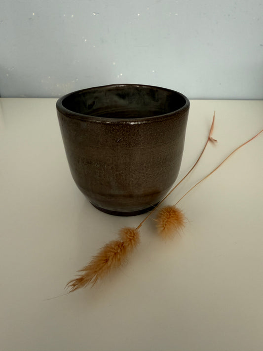 Handgemachter Becher aus schwarzbraunem Ton glasiert in Achatgrau