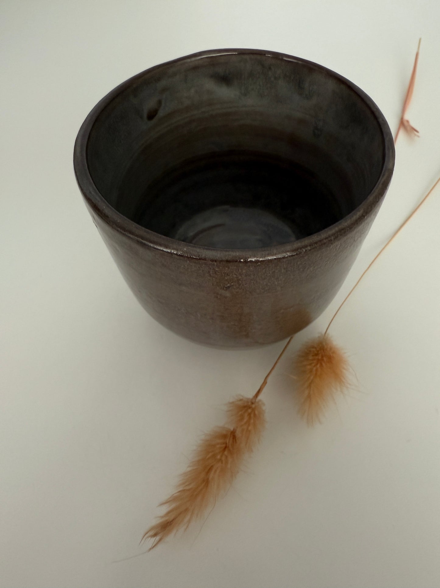 Handgemachter Becher aus schwarzbraunem Ton glasiert in Achatgrau